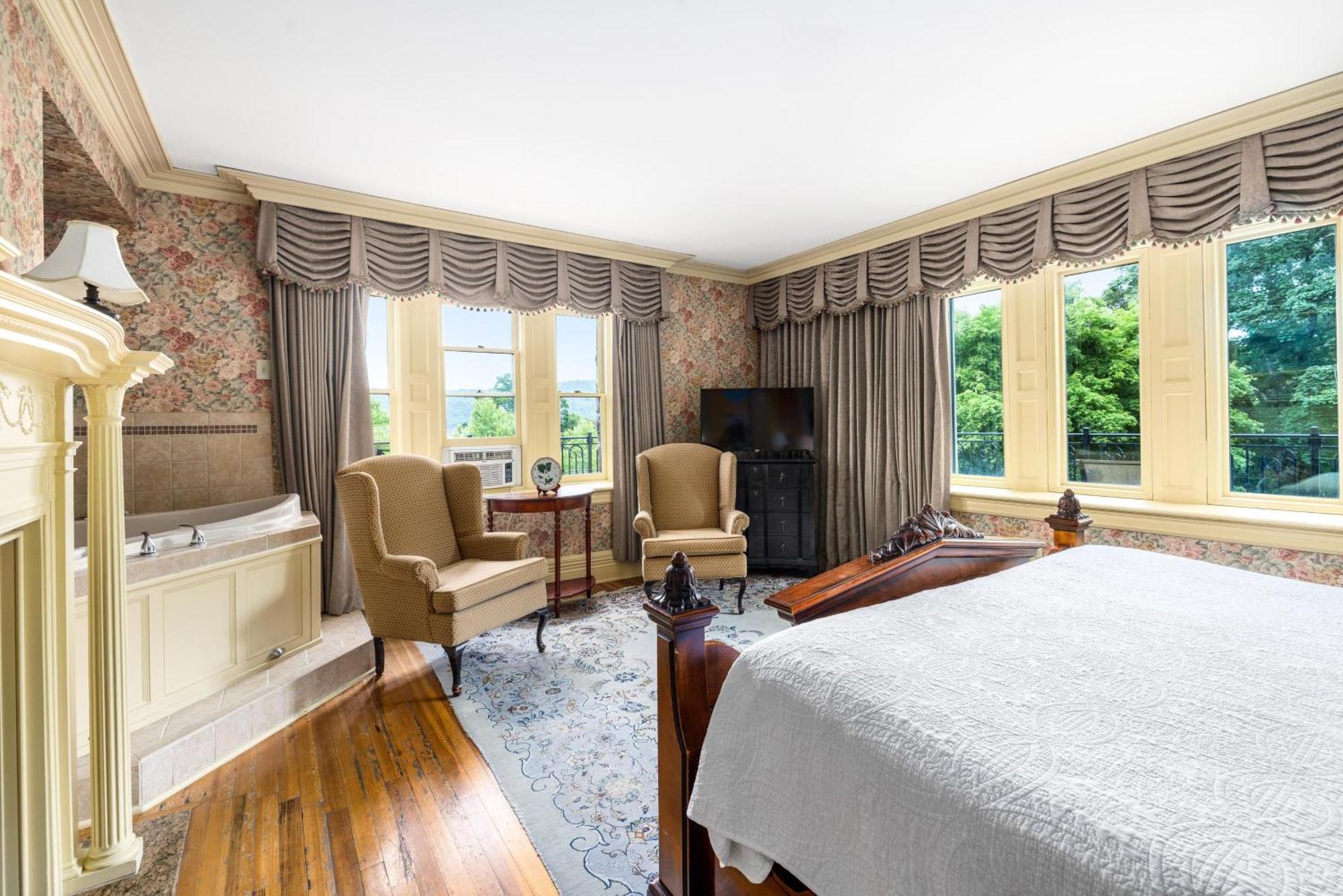 Suite with Lake View