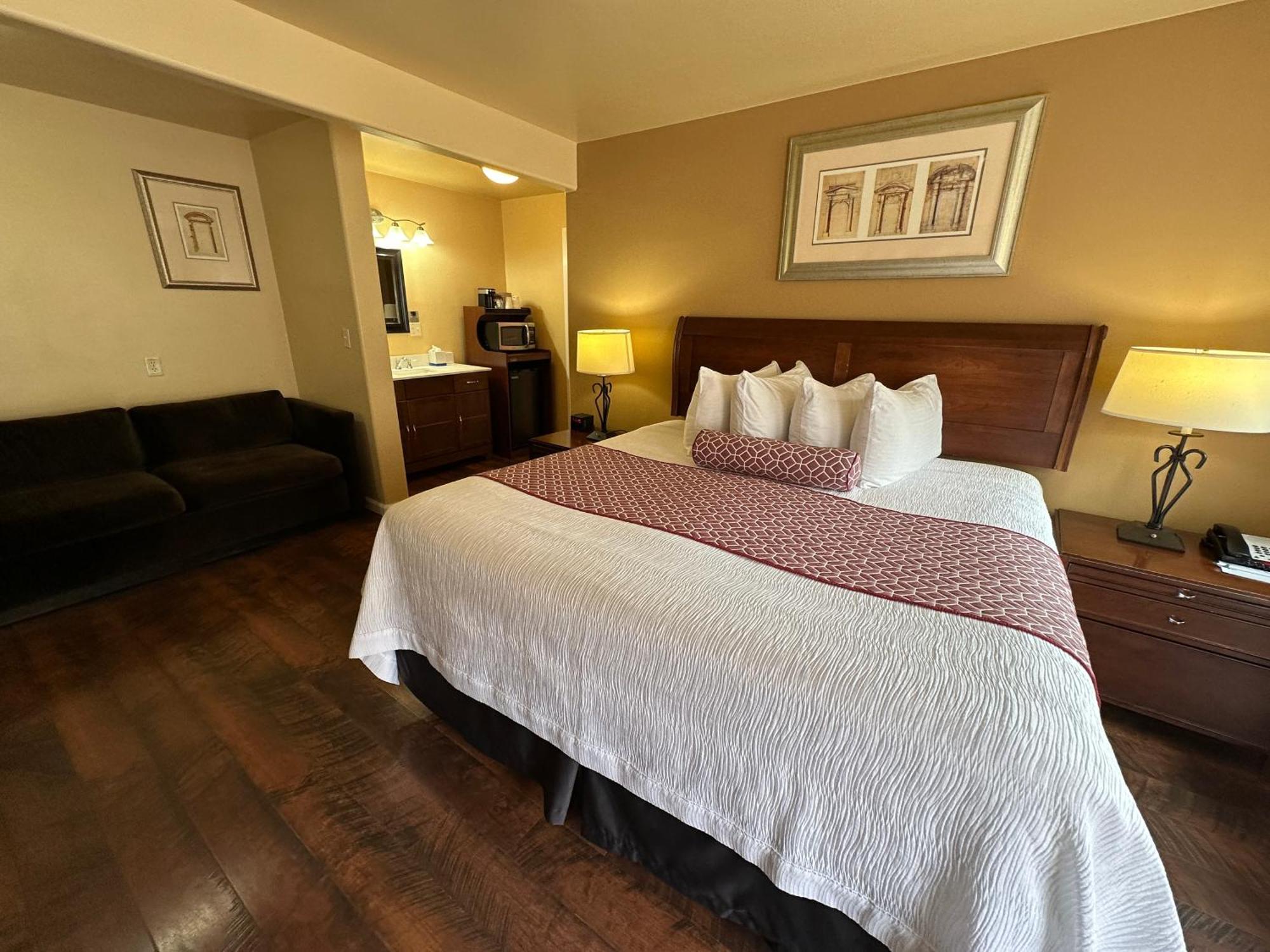 Deluxe King Suite