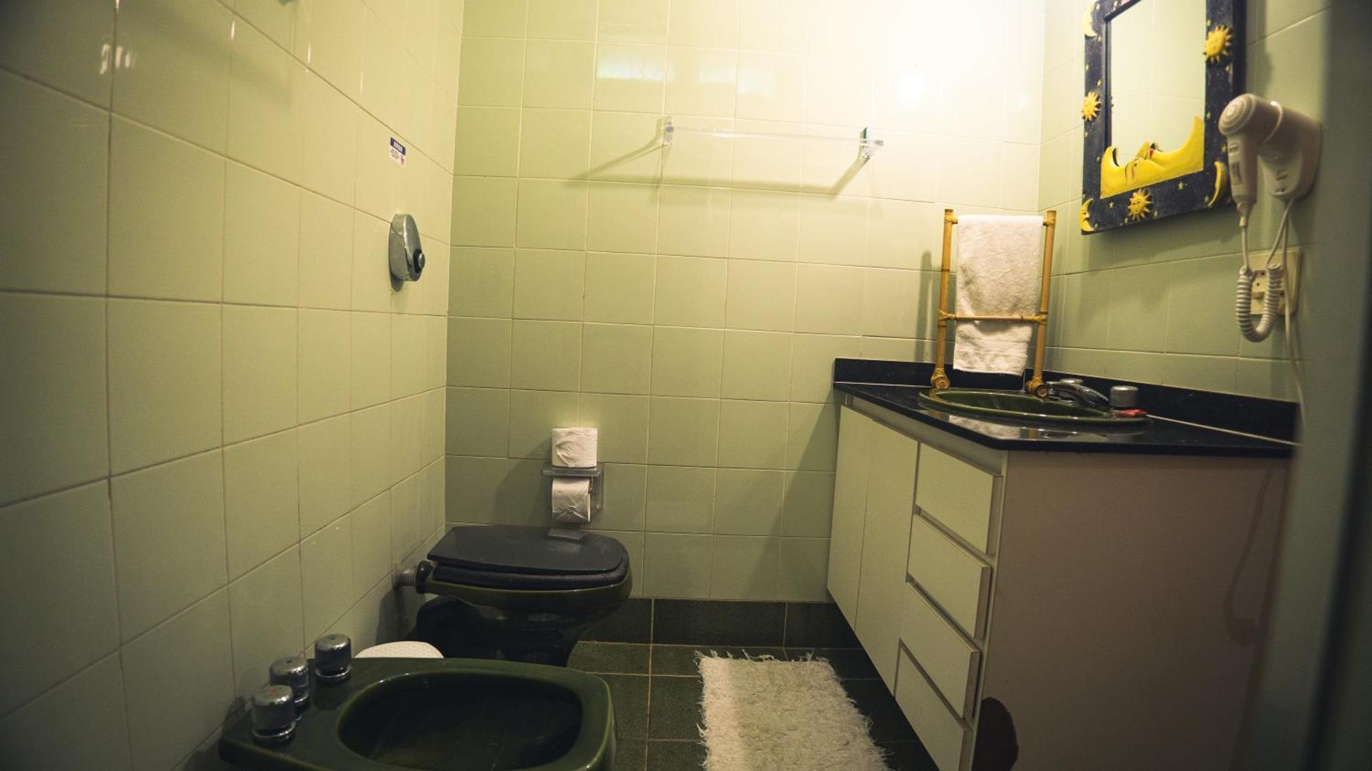Suíte com Cama Queen-size e Vista da Piscina