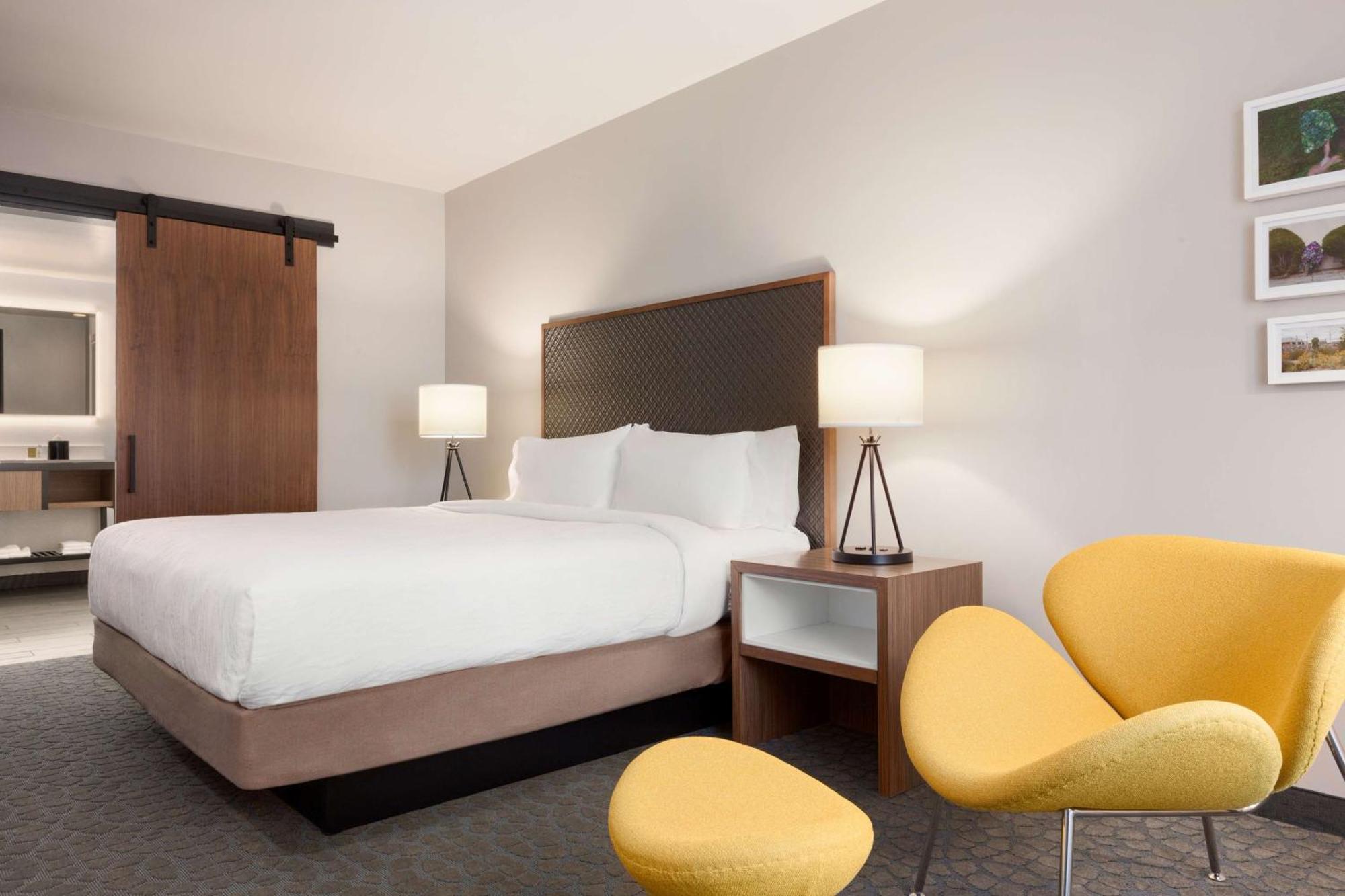Junior King Suite with Sofa Bed,1551991090:JPEG