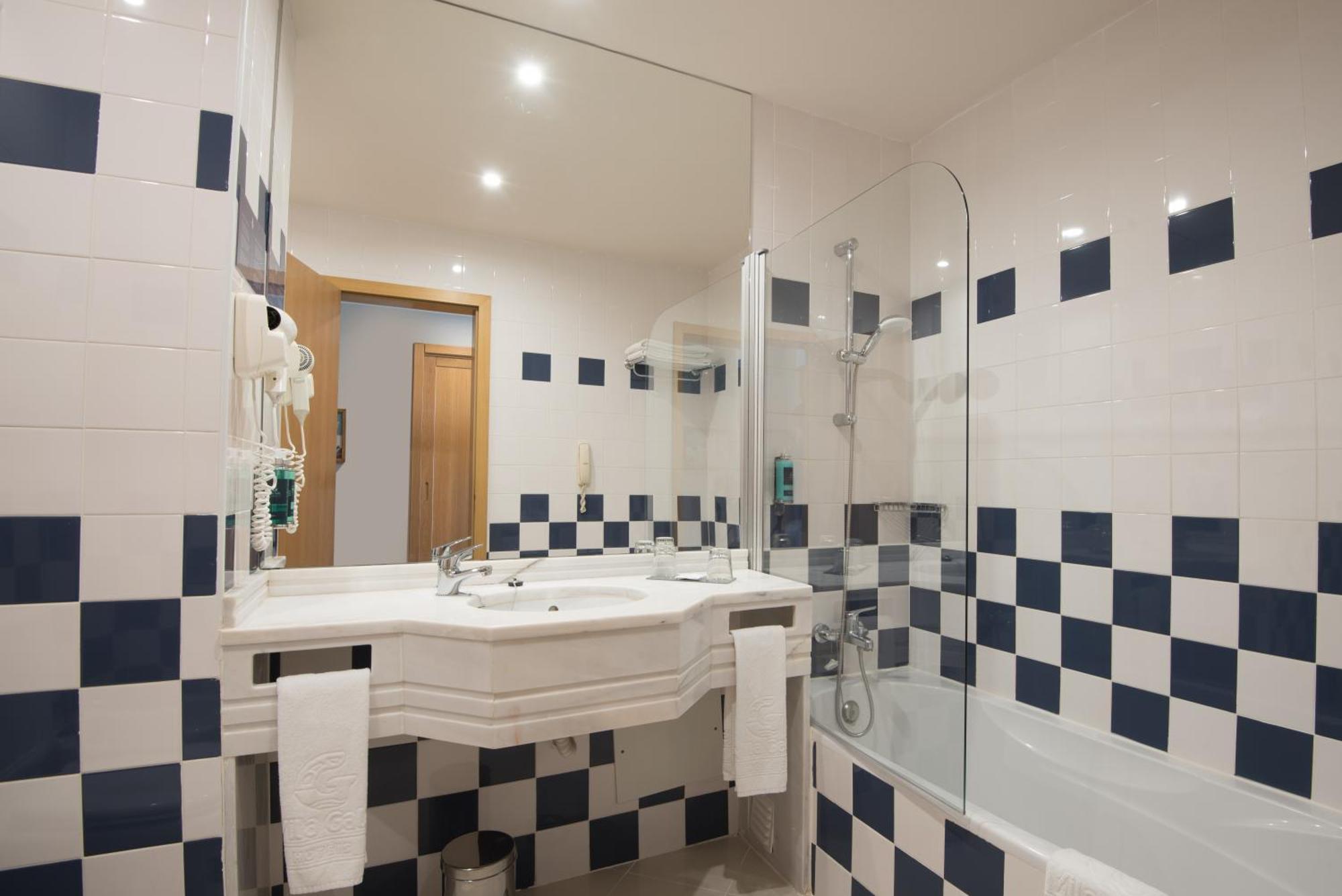 Quarto Familiar (2 Adultos + 2 Crianças)