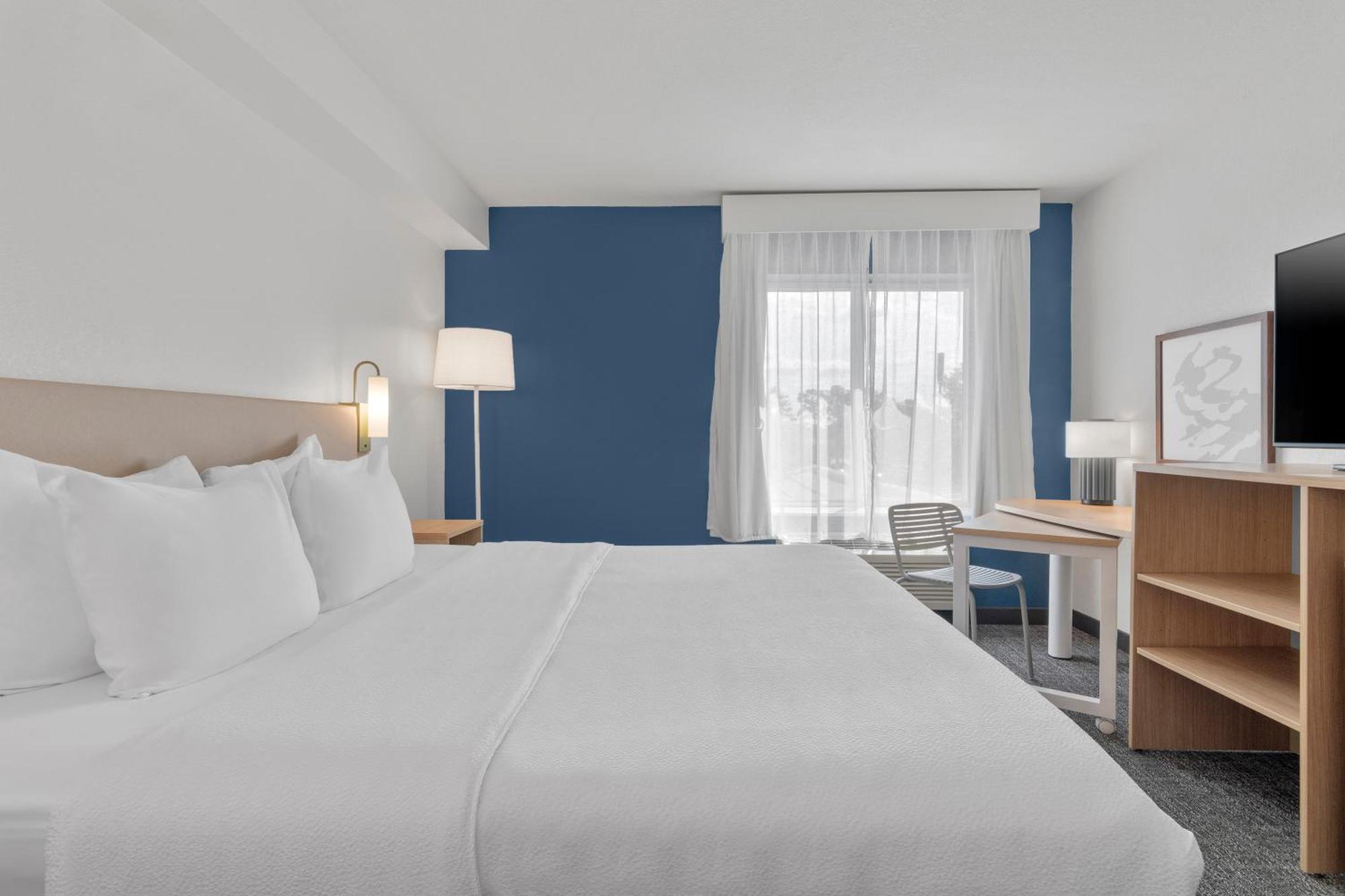 King Room with Bath Tub - Mobility/Hearing Access