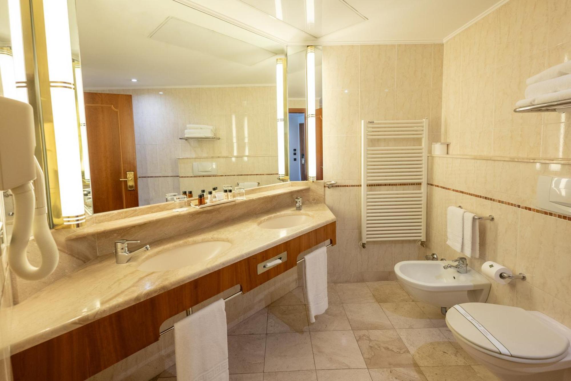 Junior Suite con Balcone e Accesso Piscina (2 Adulti)