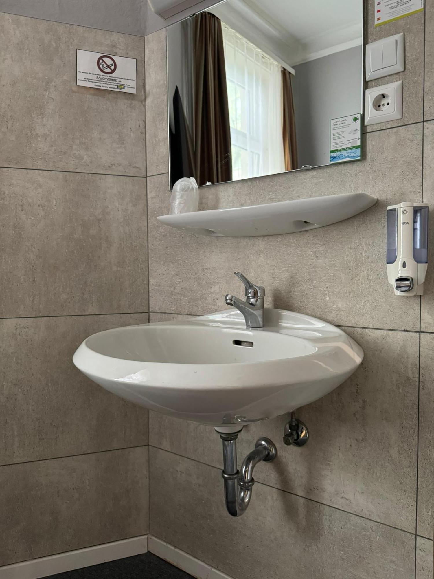 Double room private shower shared WC,1572624440:JPEG