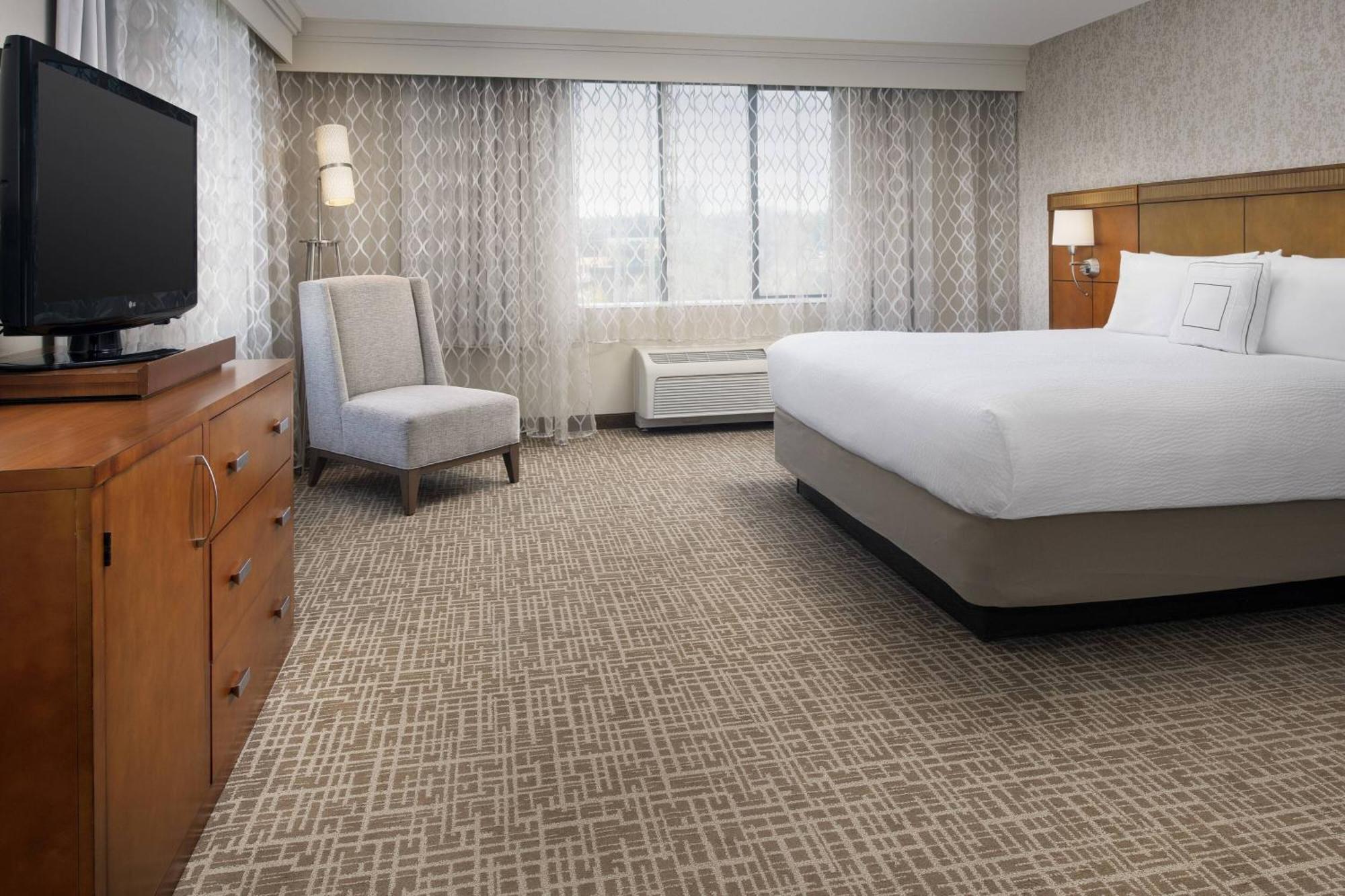 One-Bedroom Suite with Mountain View