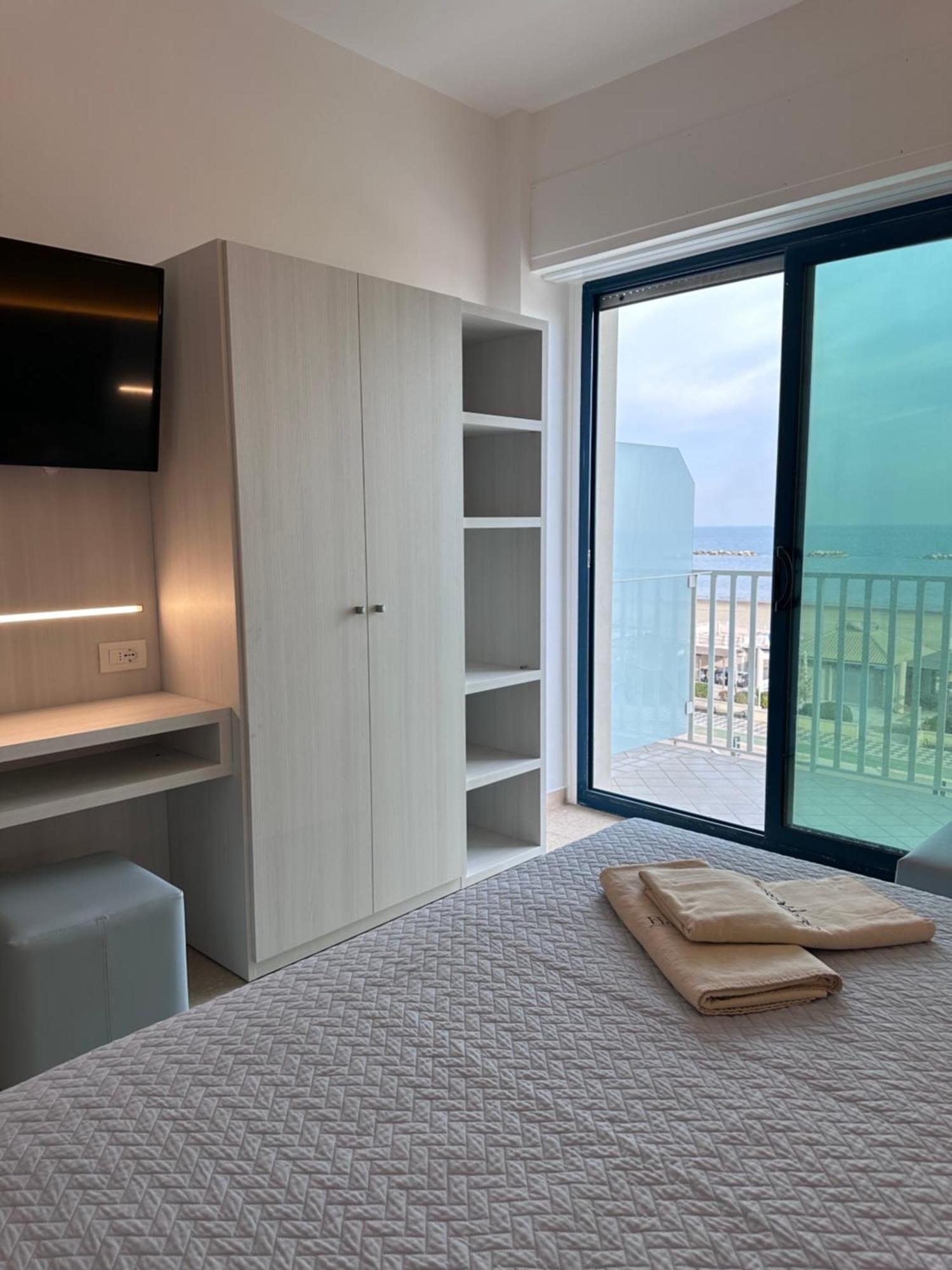 Kamer met Queensize Bed en Uitzicht op Zee