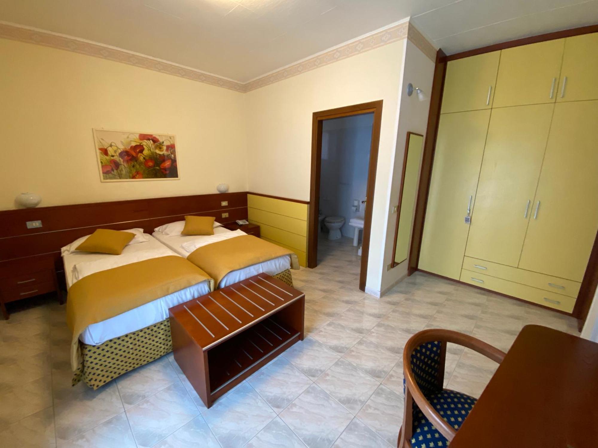 Doppel- oder Zweibettzimmer mit Balkon und teilweisem Seeblick - Nebengebäude