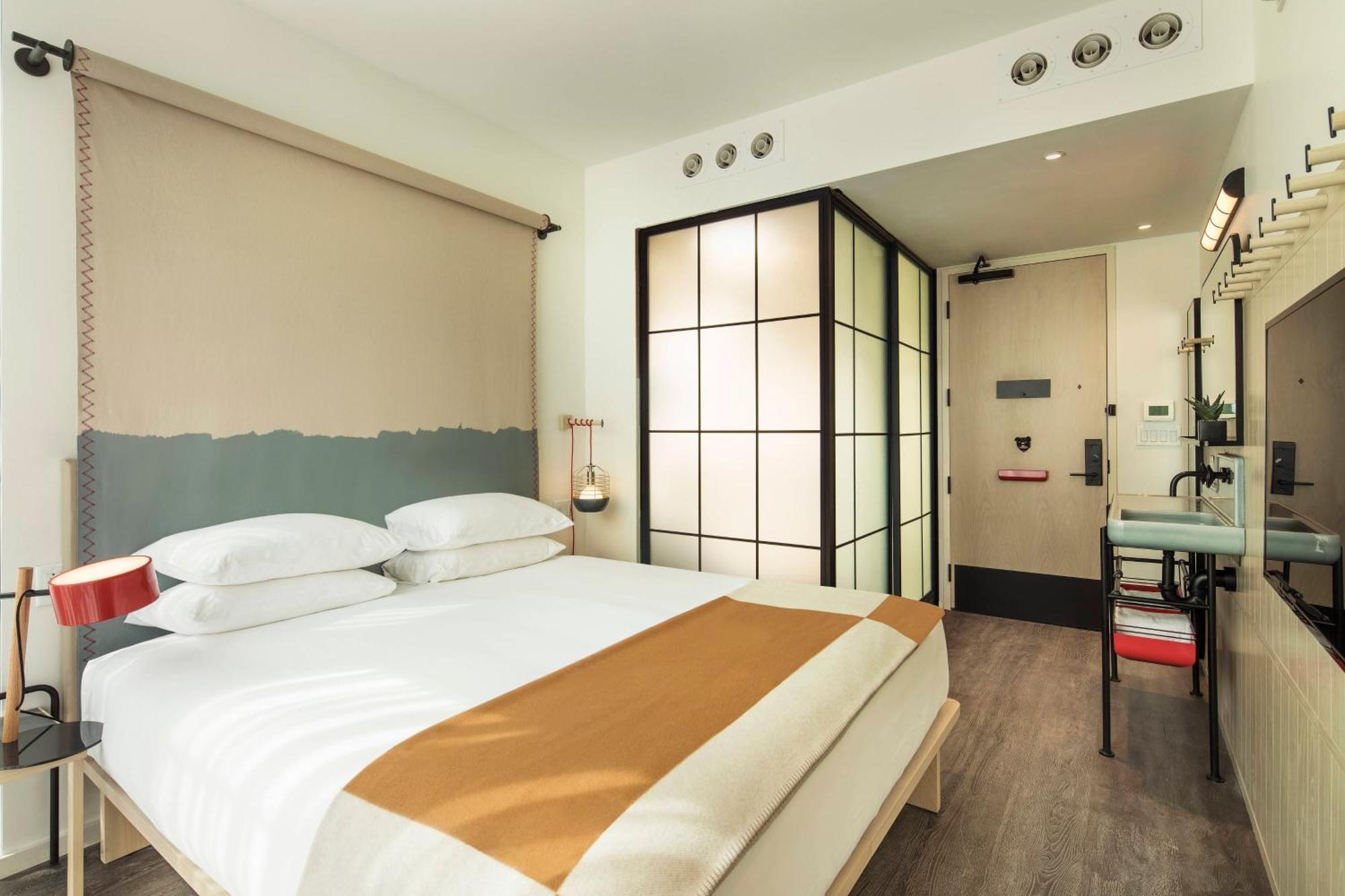King Room,1553343547:JPEG
