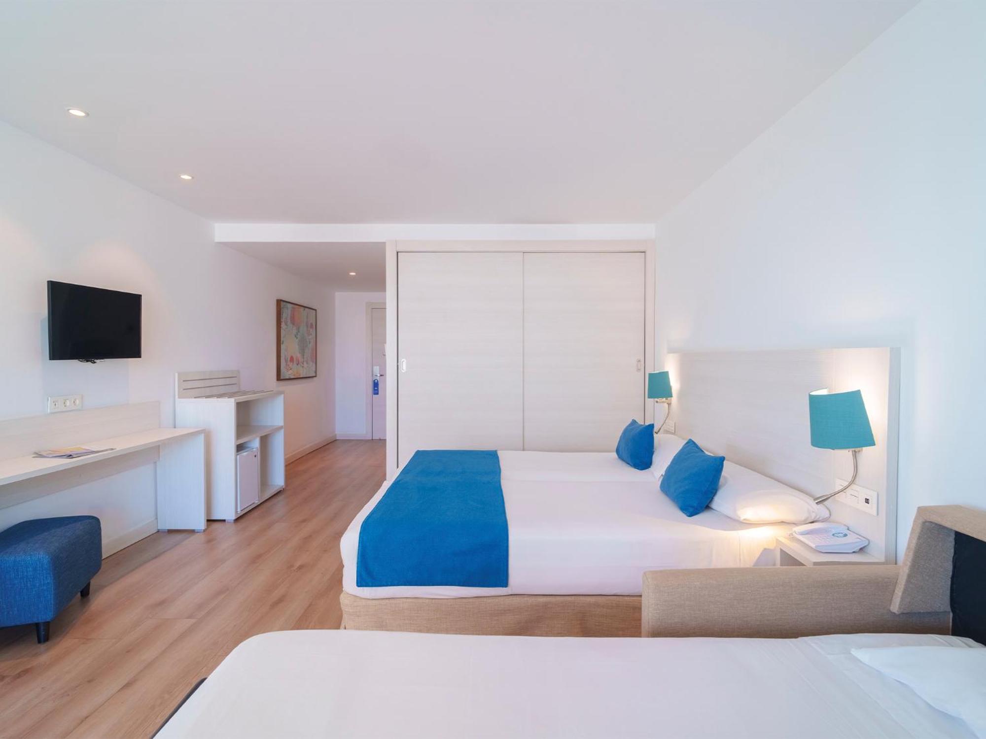 Chambre Triple - Vue Latérale sur Mer
