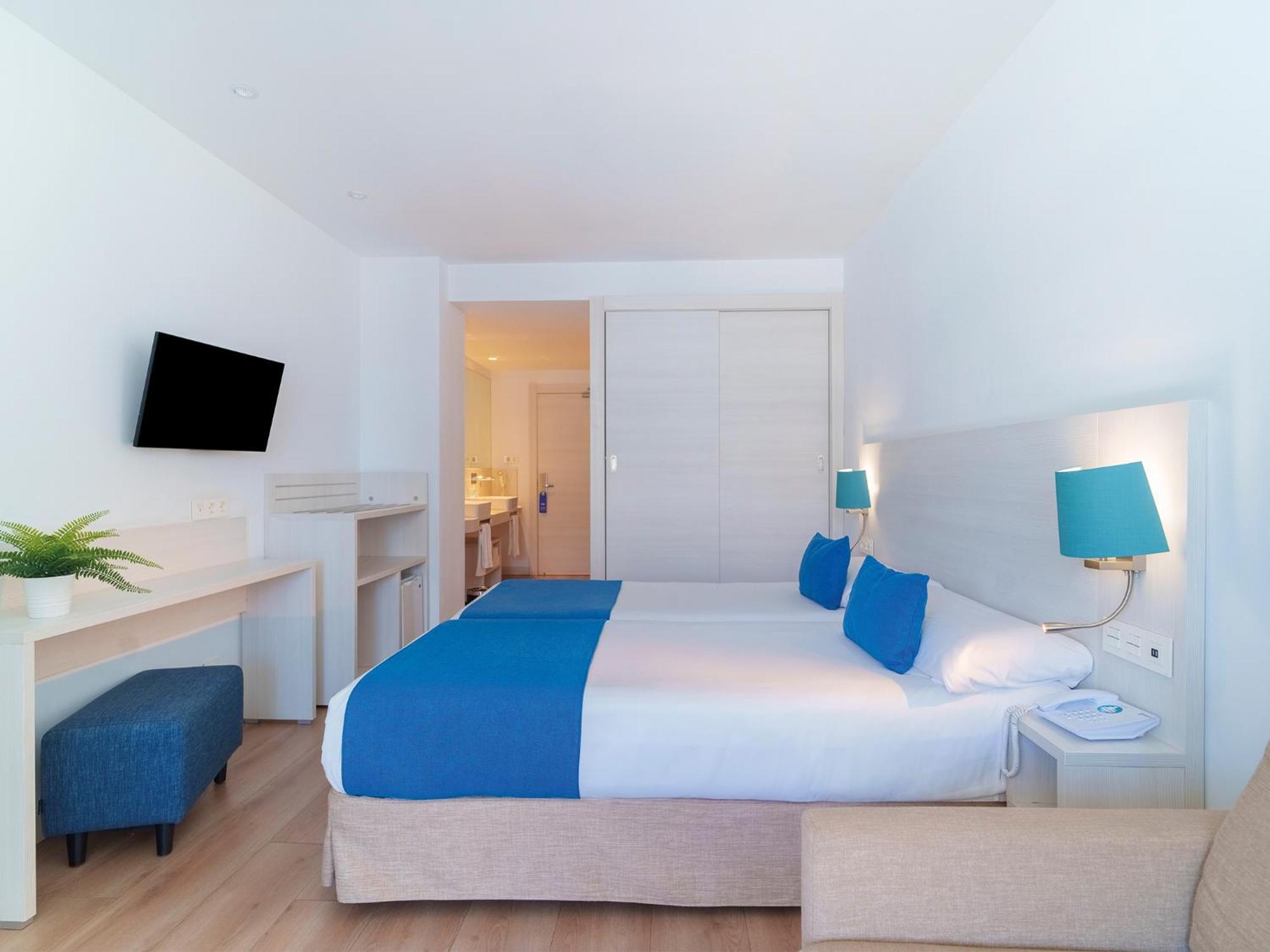 Chambre Double (2 Adultes + 1 Enfant) - Vue Latérale sur Mer