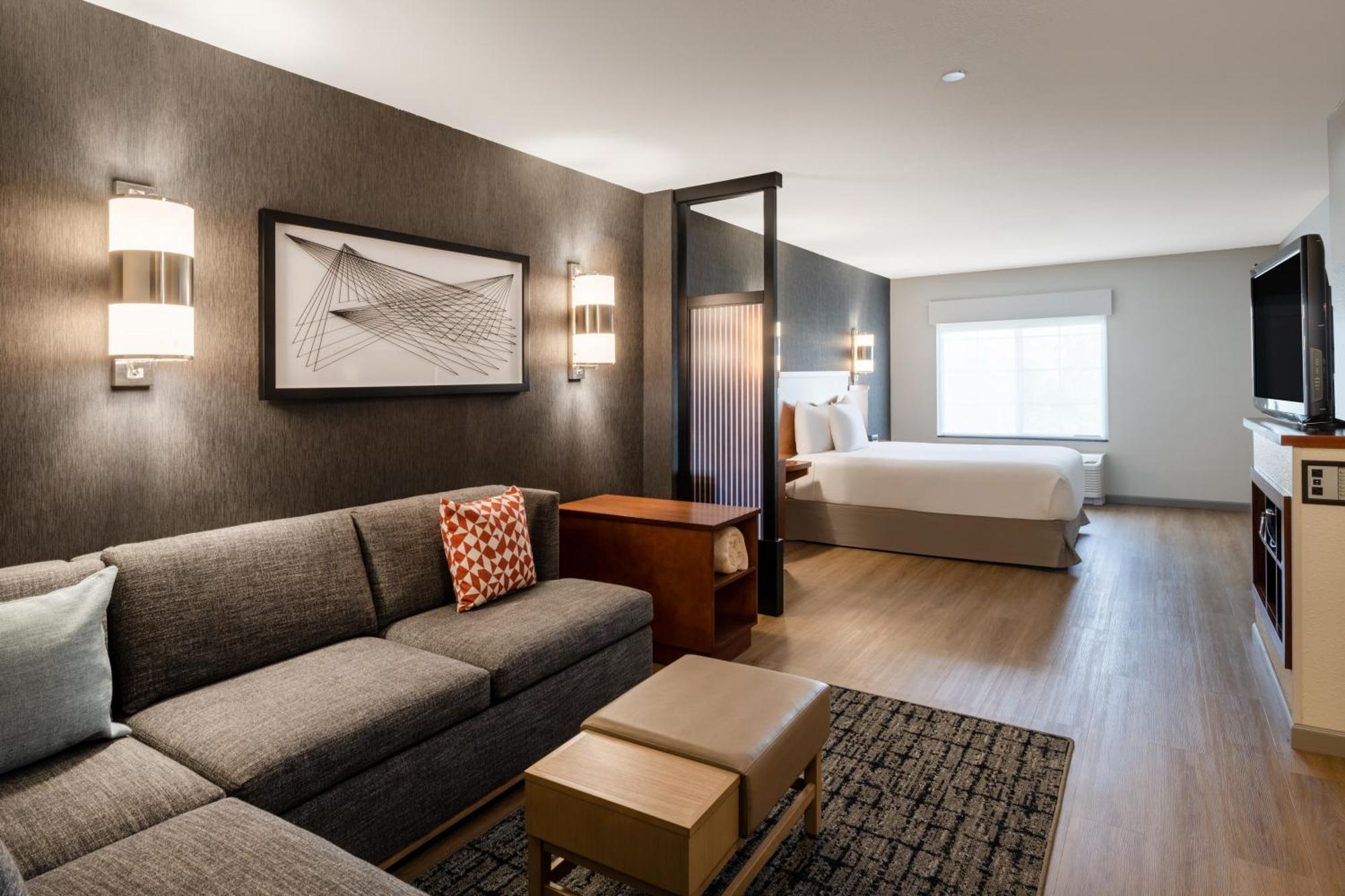 Queen Room with Sofa Bed and Accessible Tub - Disability Access,1102988364:JPEG