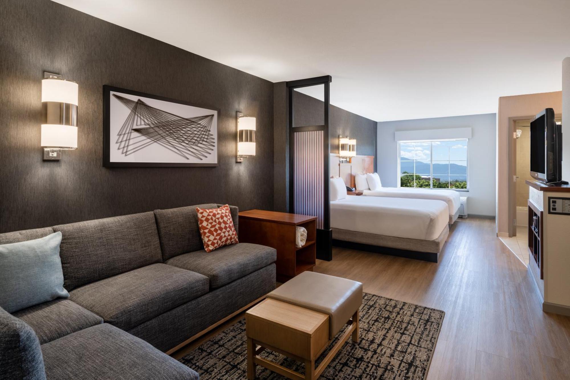 Queen Room with Two Queen Beds and Sofa Bed - High Floor,1102988364:JPEG