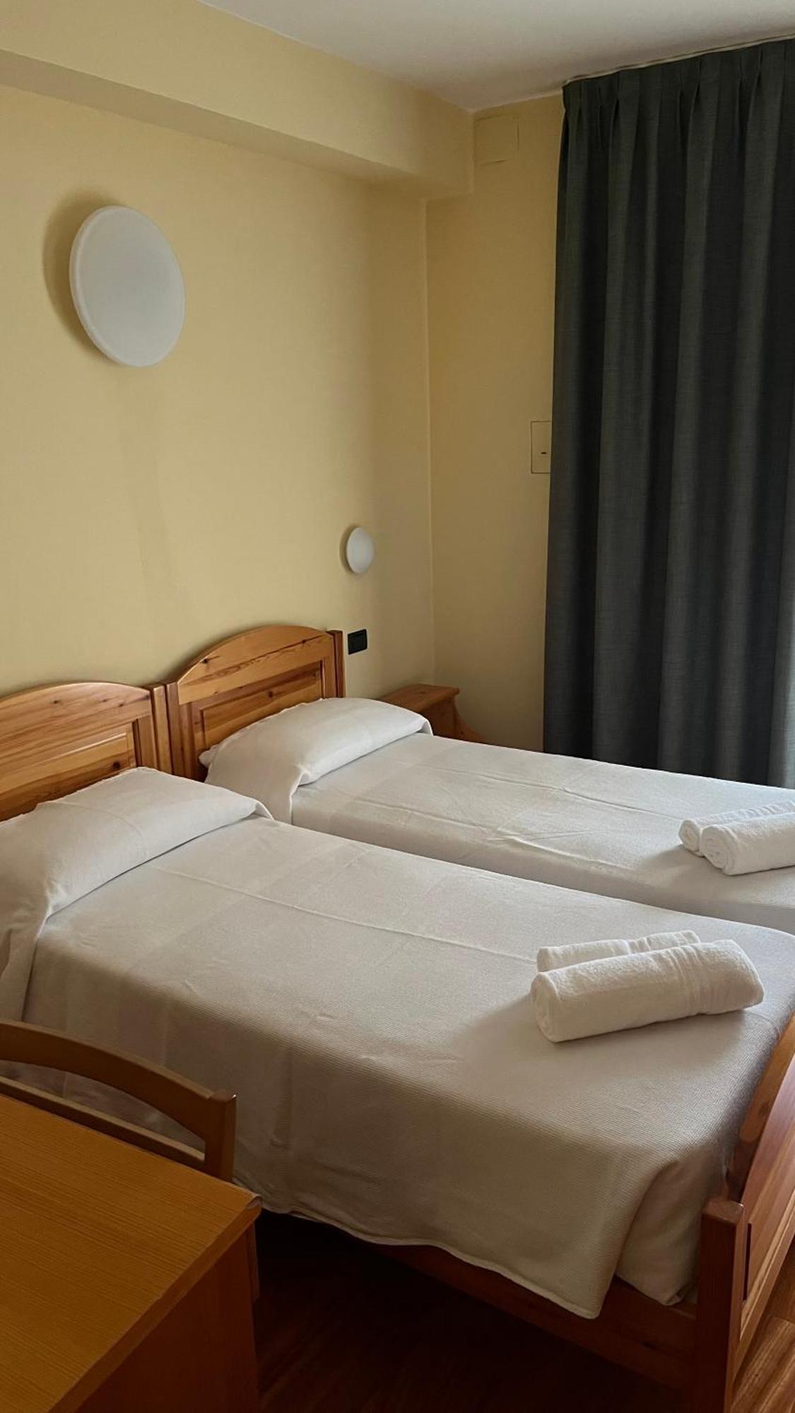Zweibettzimmer mit Balkon