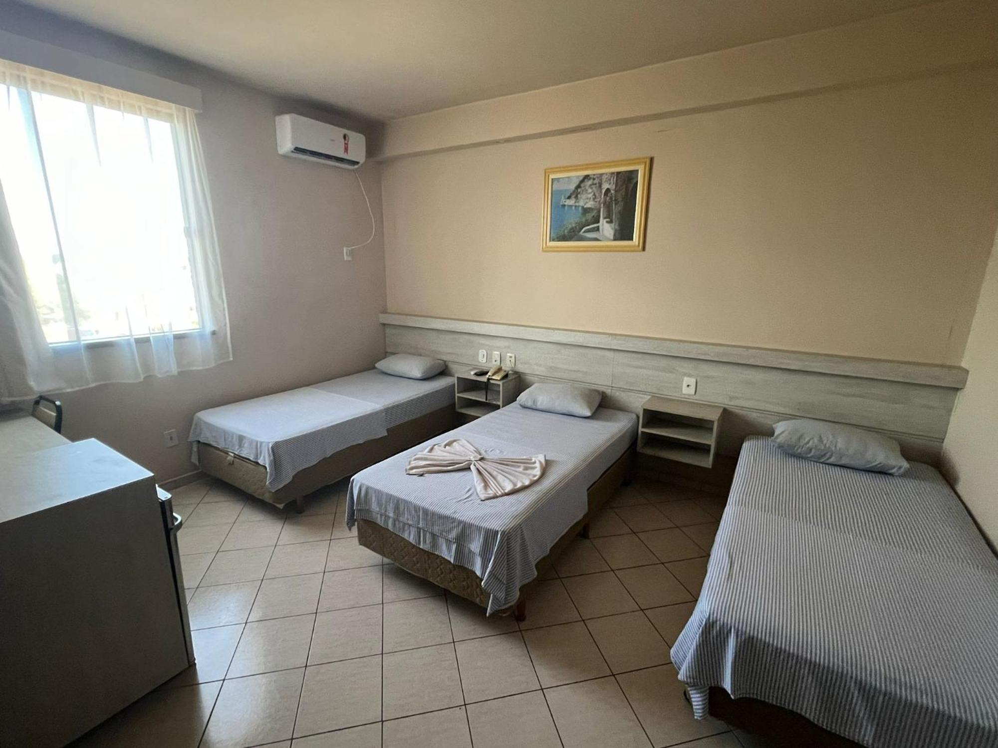 Quarto Triplo Básico com Banheiro Compartilhado