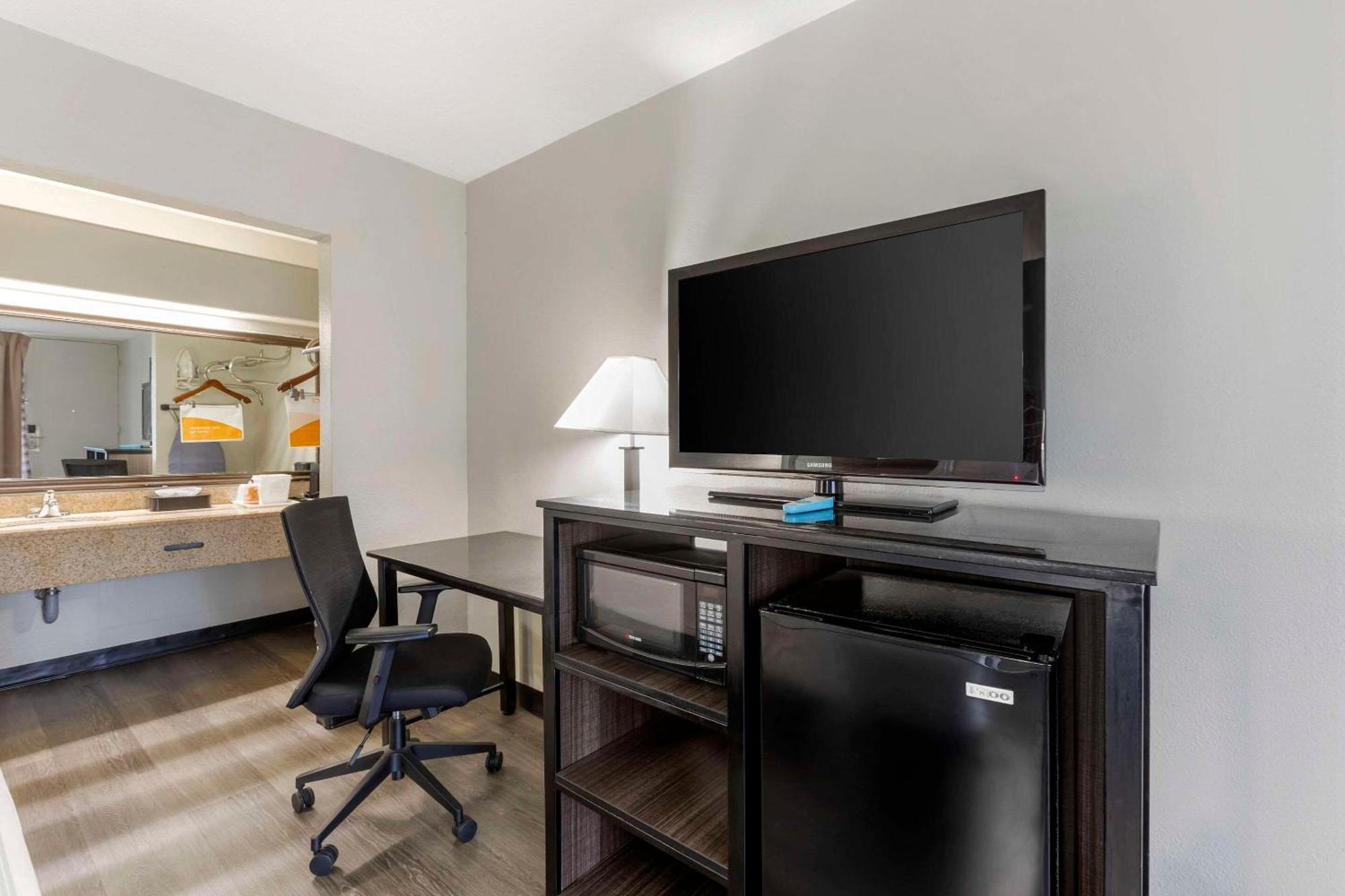 Quadruple Room Two Queen Beds Non Smoking or Pet Friendly,1279028632:JPEG