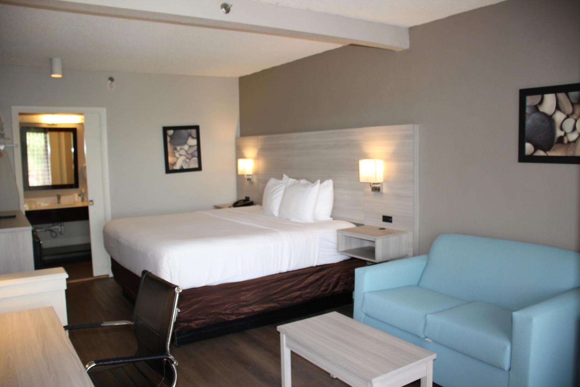Quarto com Cama King-size e Vista para a Piscina - Não Fumantes