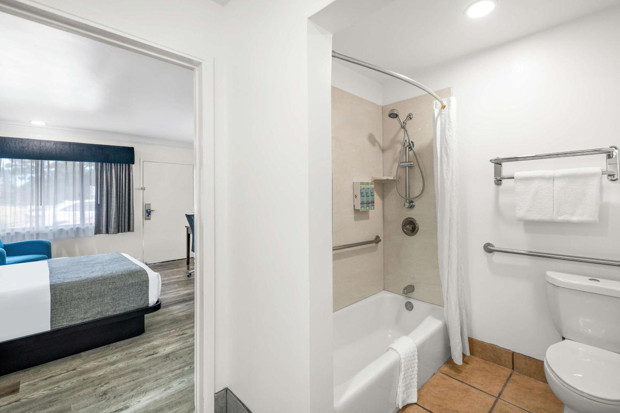 Queen Room with Bath Tub - Disability Access/Non-Smoking