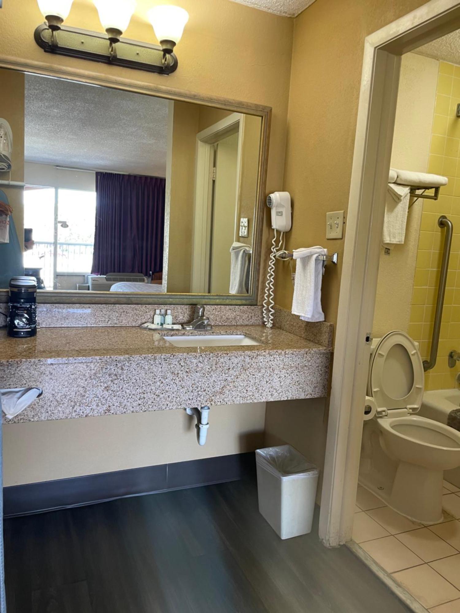 Queen Room with Roll-In Shower - Accessible/Non Smoking