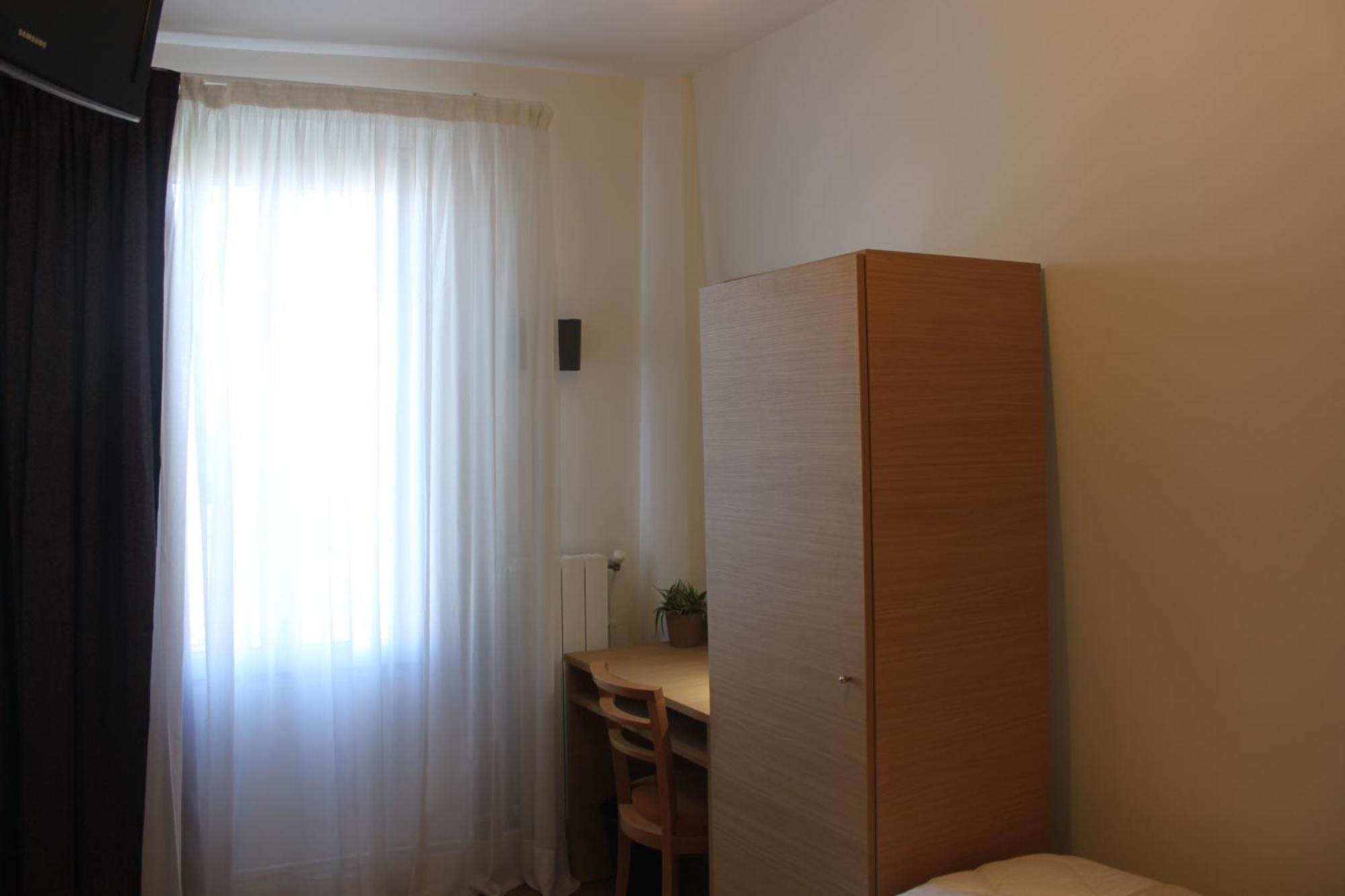 Habitación Doble Estándar con aseo y baño compartidos