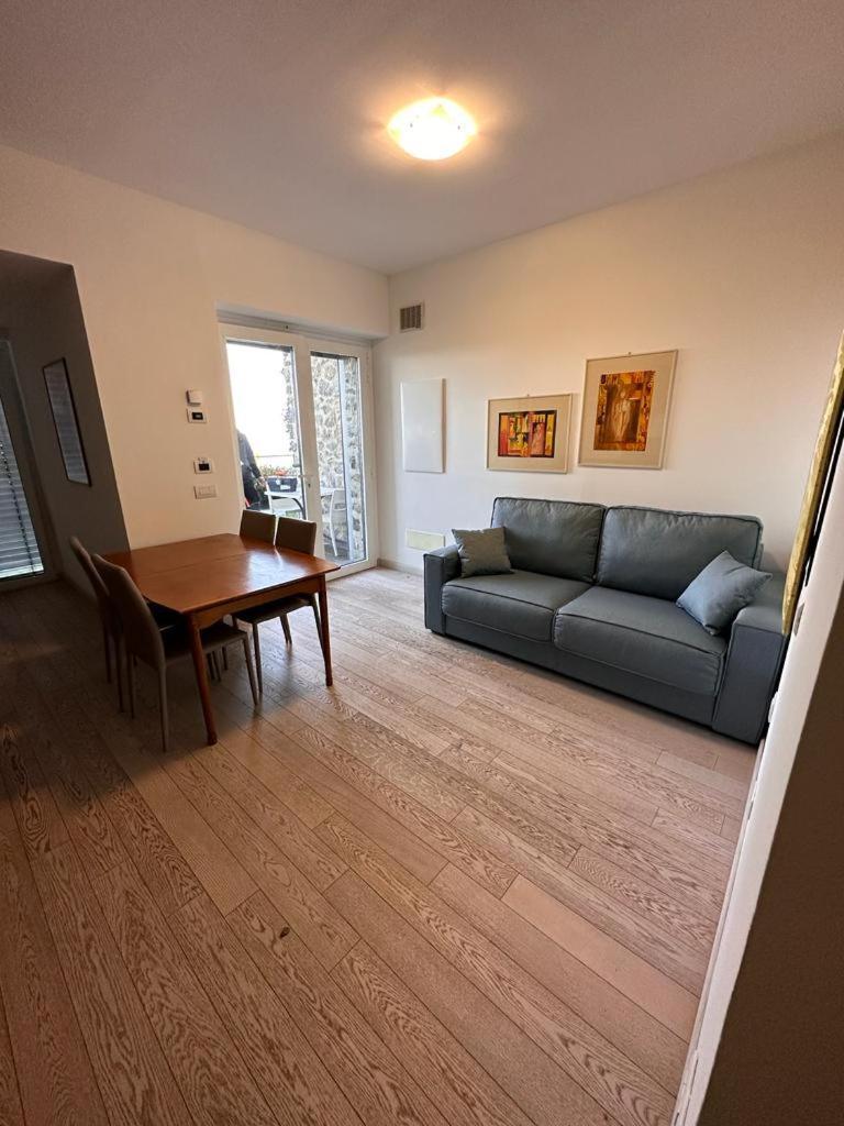 Appartamento con 1 Camera da Letto, Giardino Privato e Vista Mare