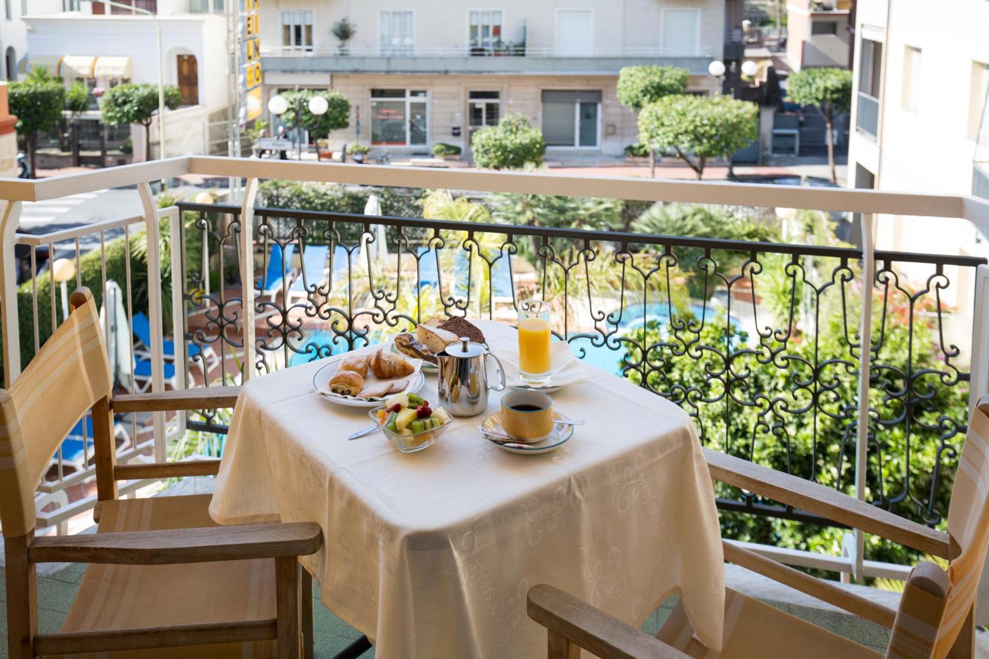 Junior Suite con Balcone e Vista Piscina