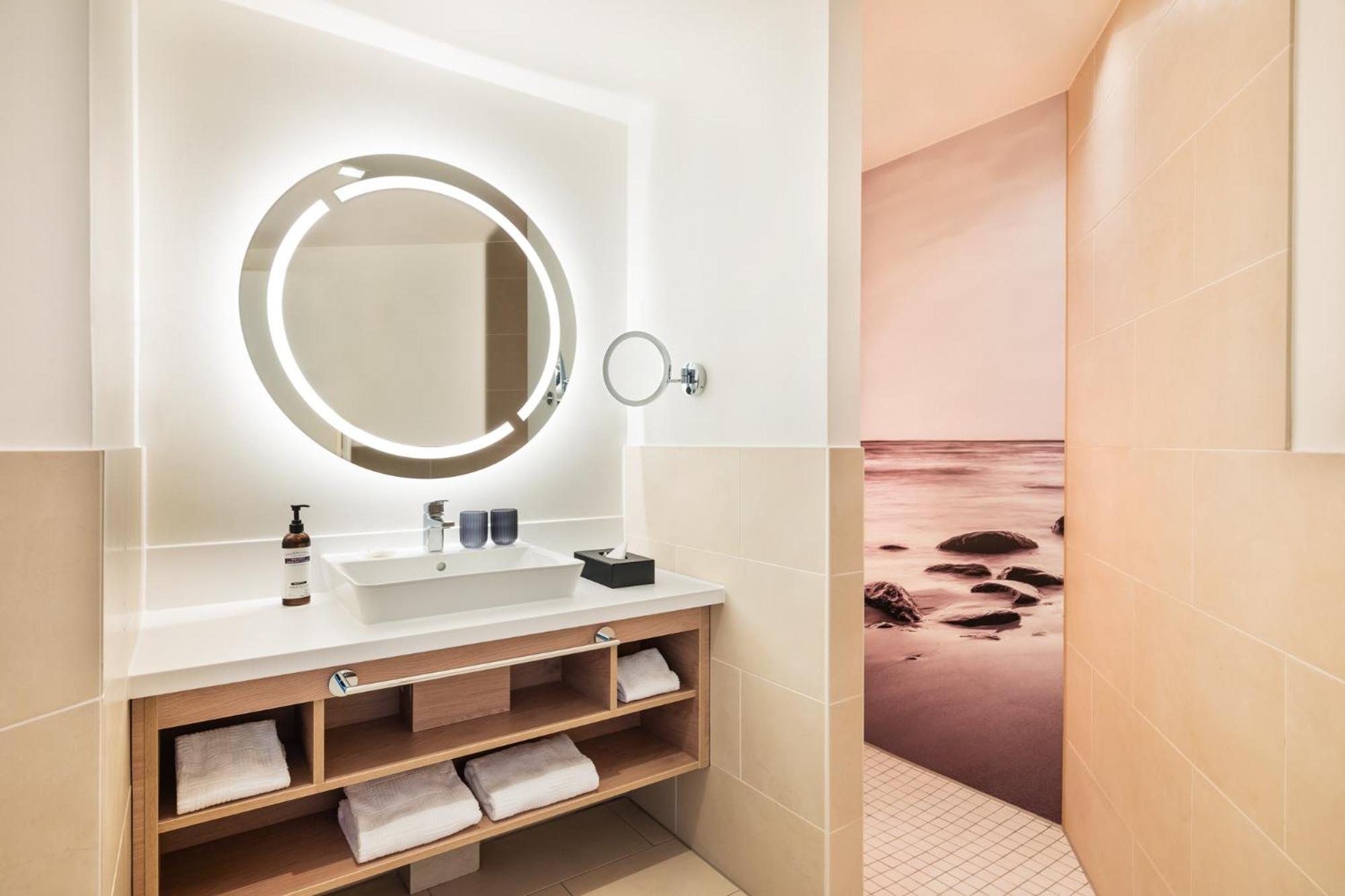 Zimmer mit Kingsize-Bett und Meerblick