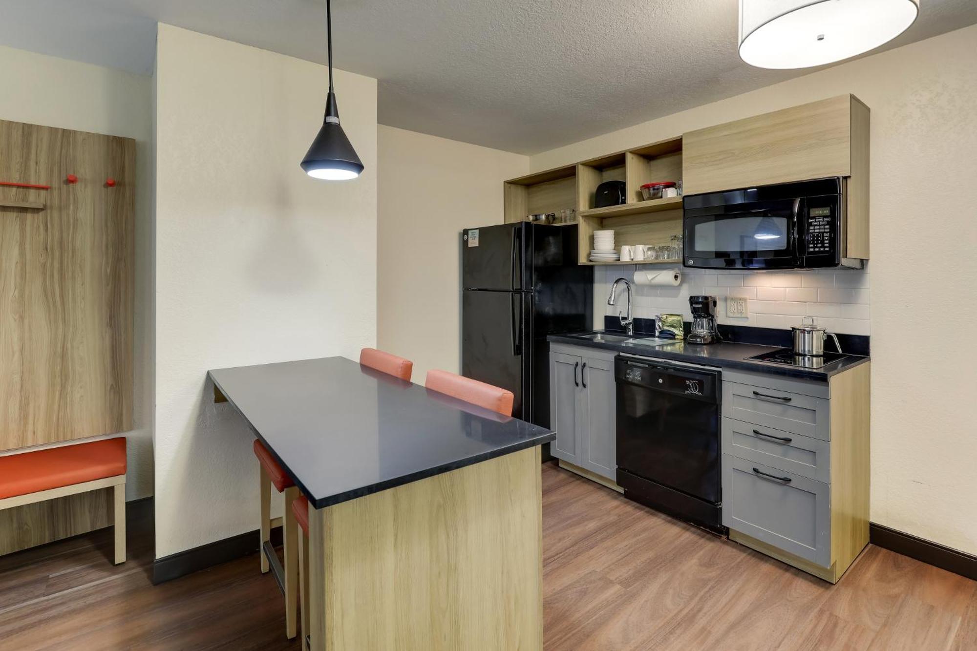 One-Bedroom Queen Suite