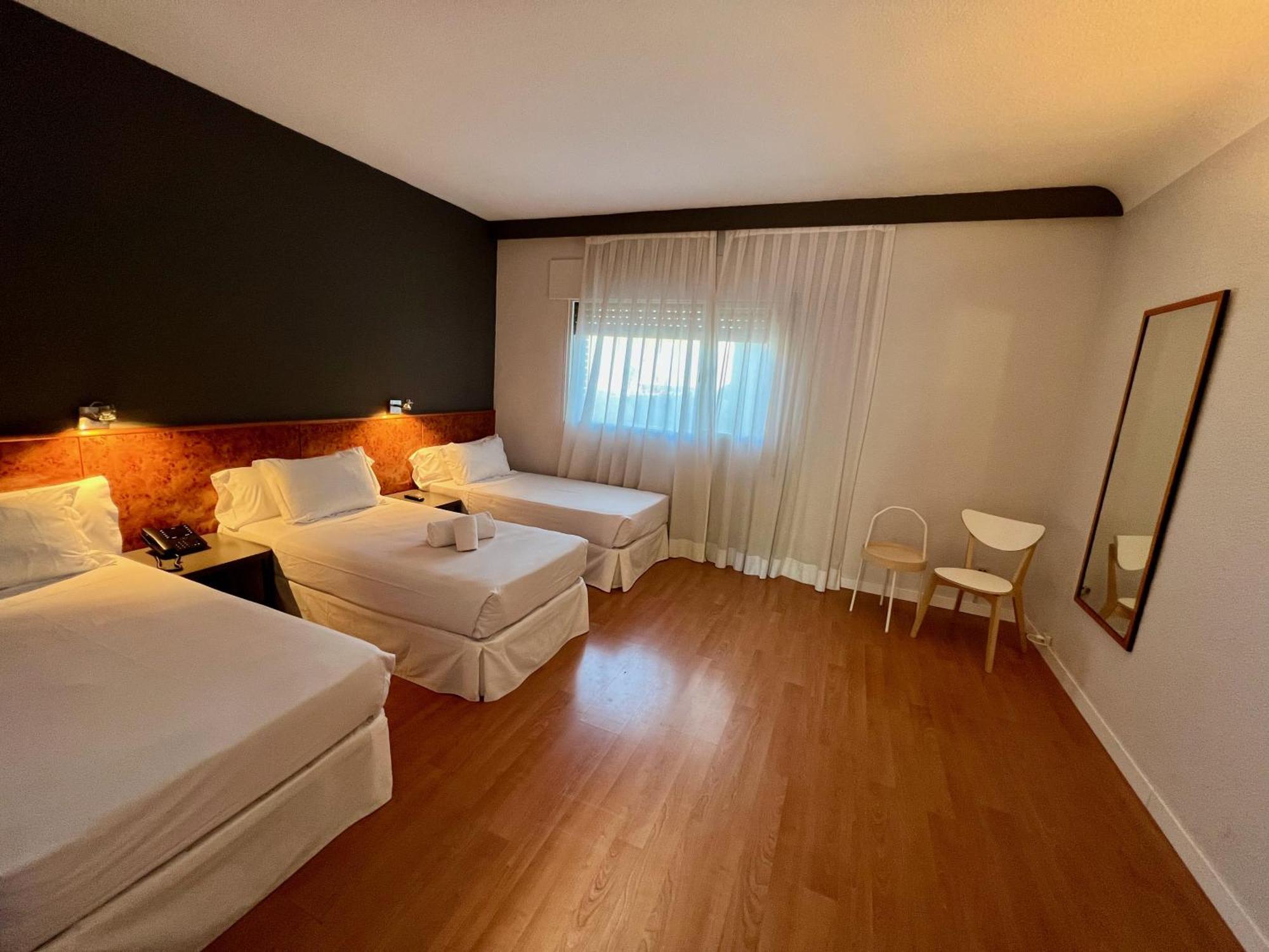 Triple Room - Single Beds,1627992476:JPEG
