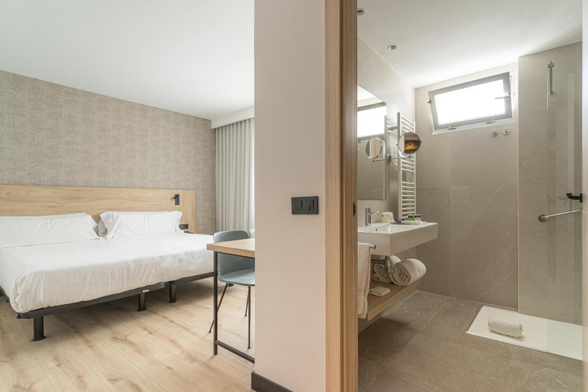Habitación Interior con cama doble grande