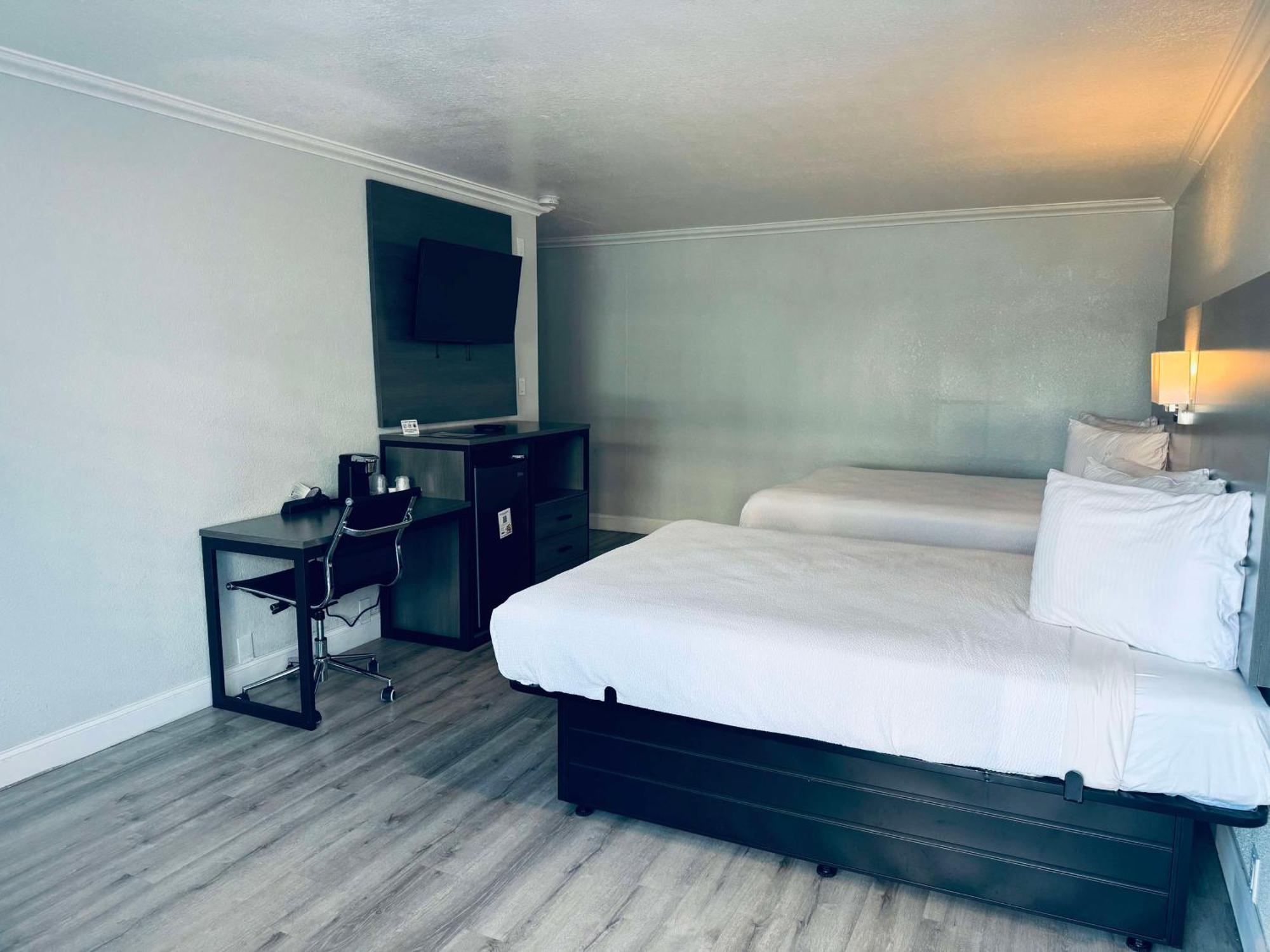 Queen Suite with Two Queen Beds - Non-Smoking