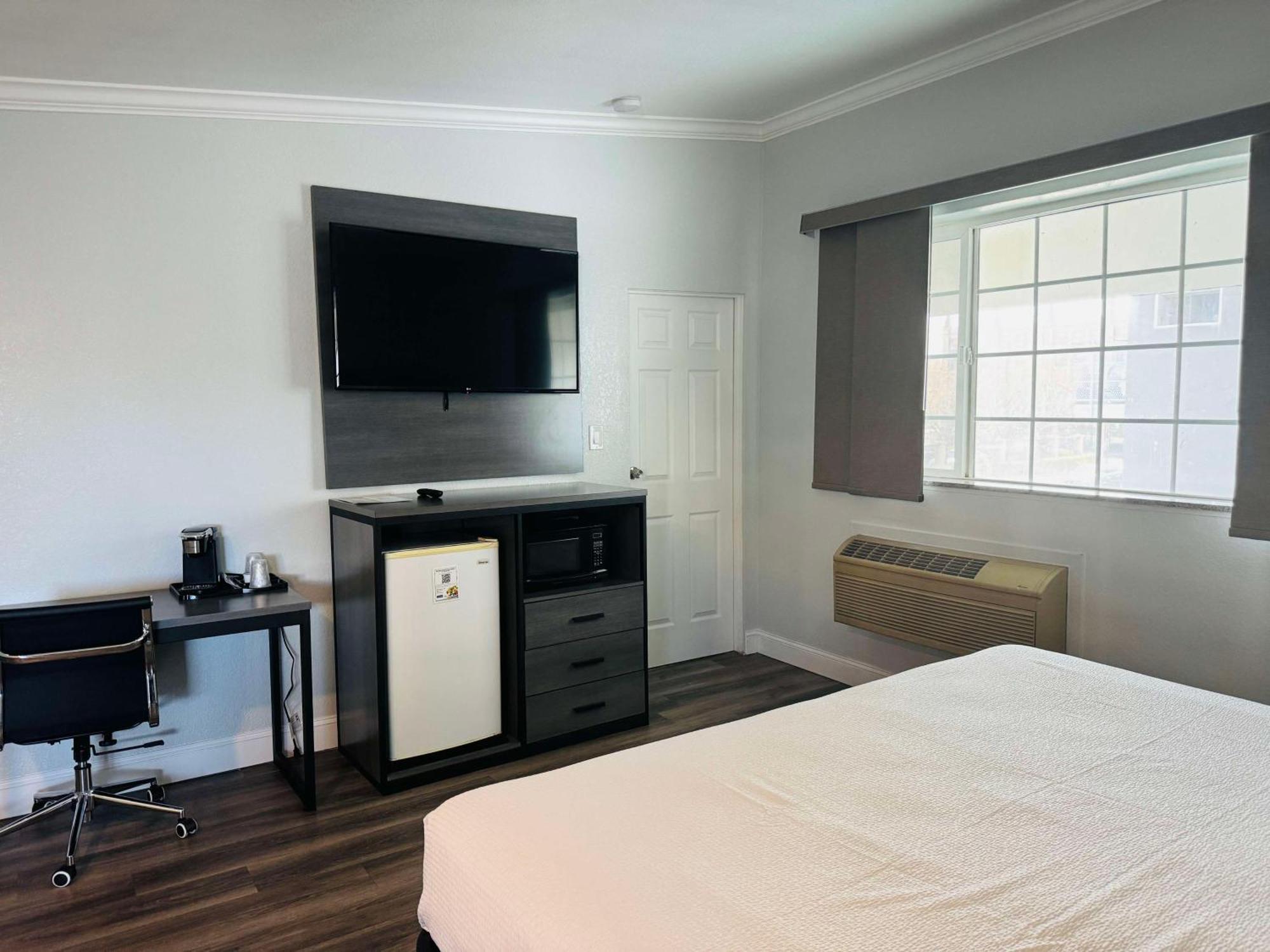 King Room - Non-Smoking
