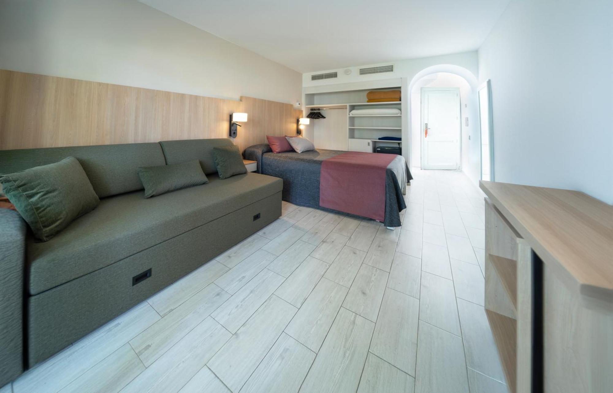 Standard Quadruple Room,1594670092:JPEG