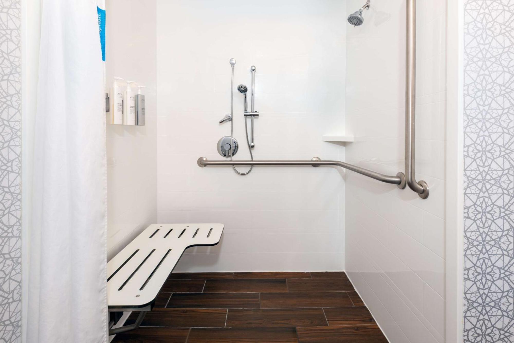 King Room with Shower - Non-Smoking