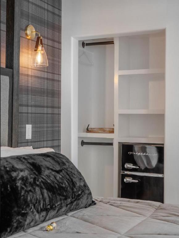 King Room with Roll-In Shower - Disability Access