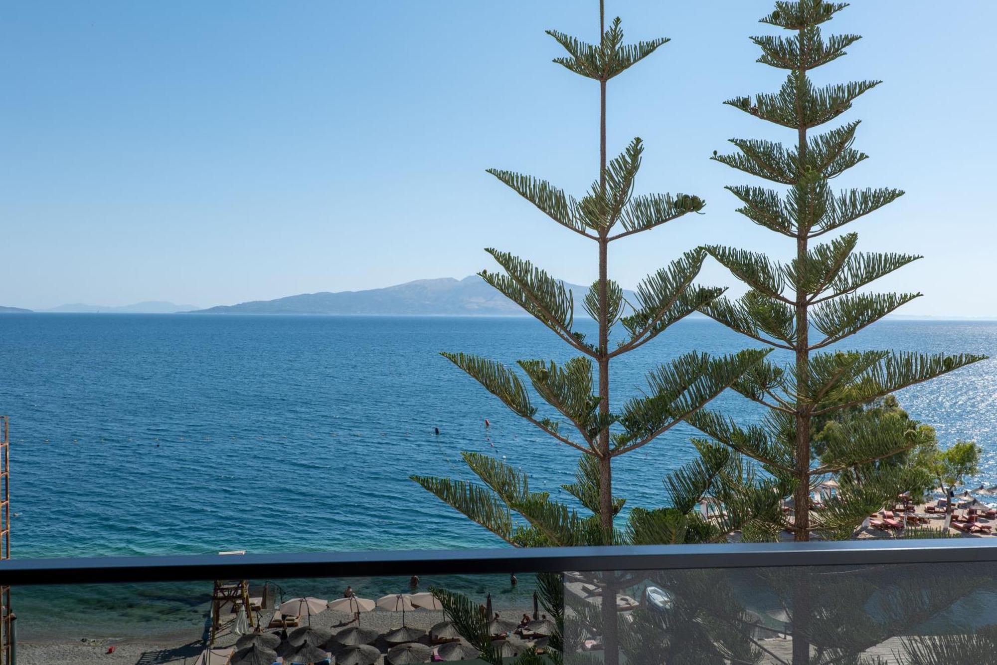 Triple Room with Sofa and Sea View