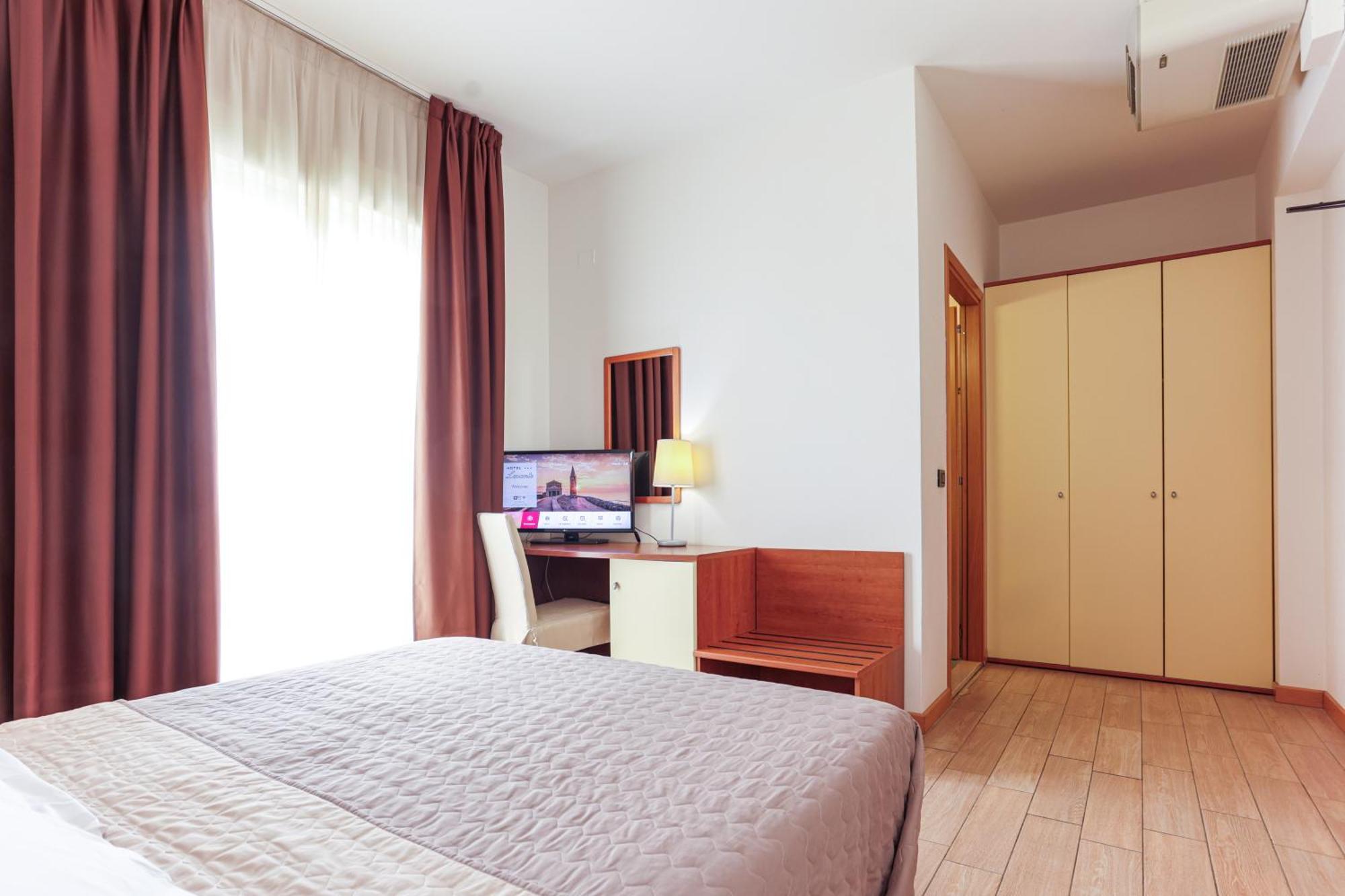 Doppelzimmer mit Balkon und Meerblick
