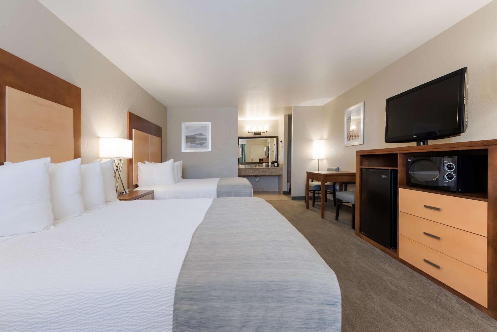 Poolside Queen Room with Two Queen Beds - Non-Smoking