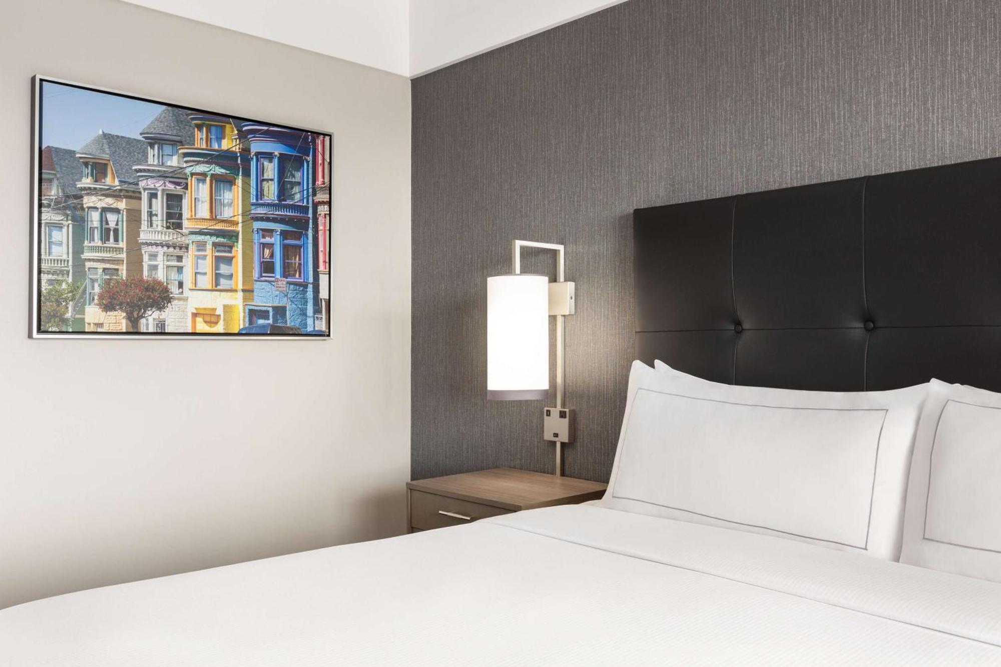 Zimmer mit Queensize-Bett und Badewanne - barrierefrei