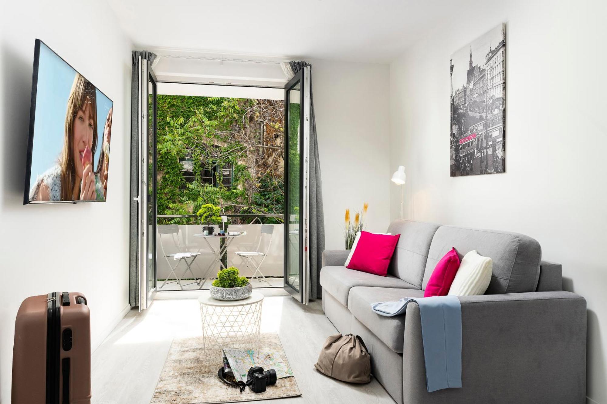 Apartamento com 1 Quarto e Varanda Fora do Local