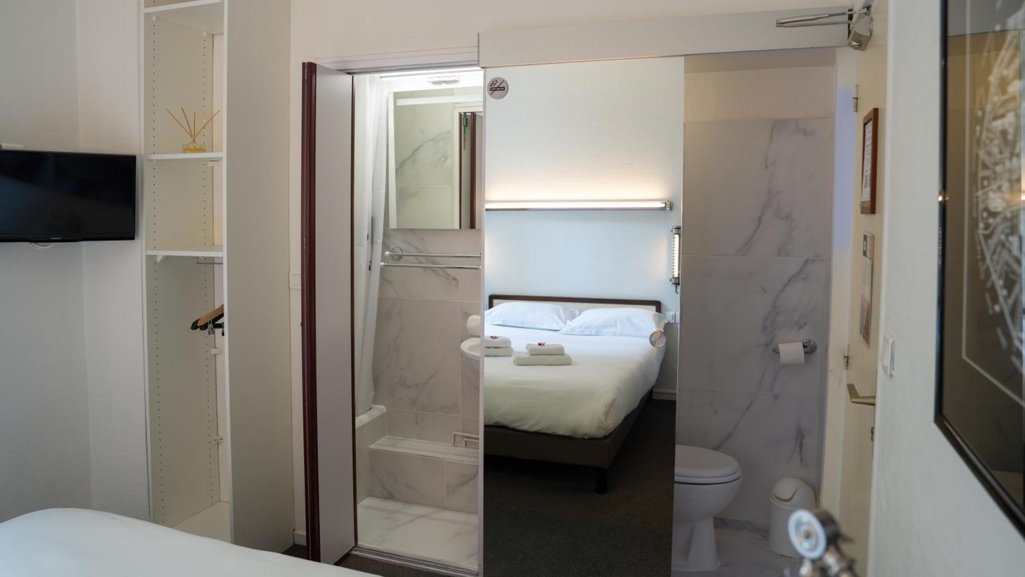 Chambre Double avec Petite Salle de Bains - Côté Cour
