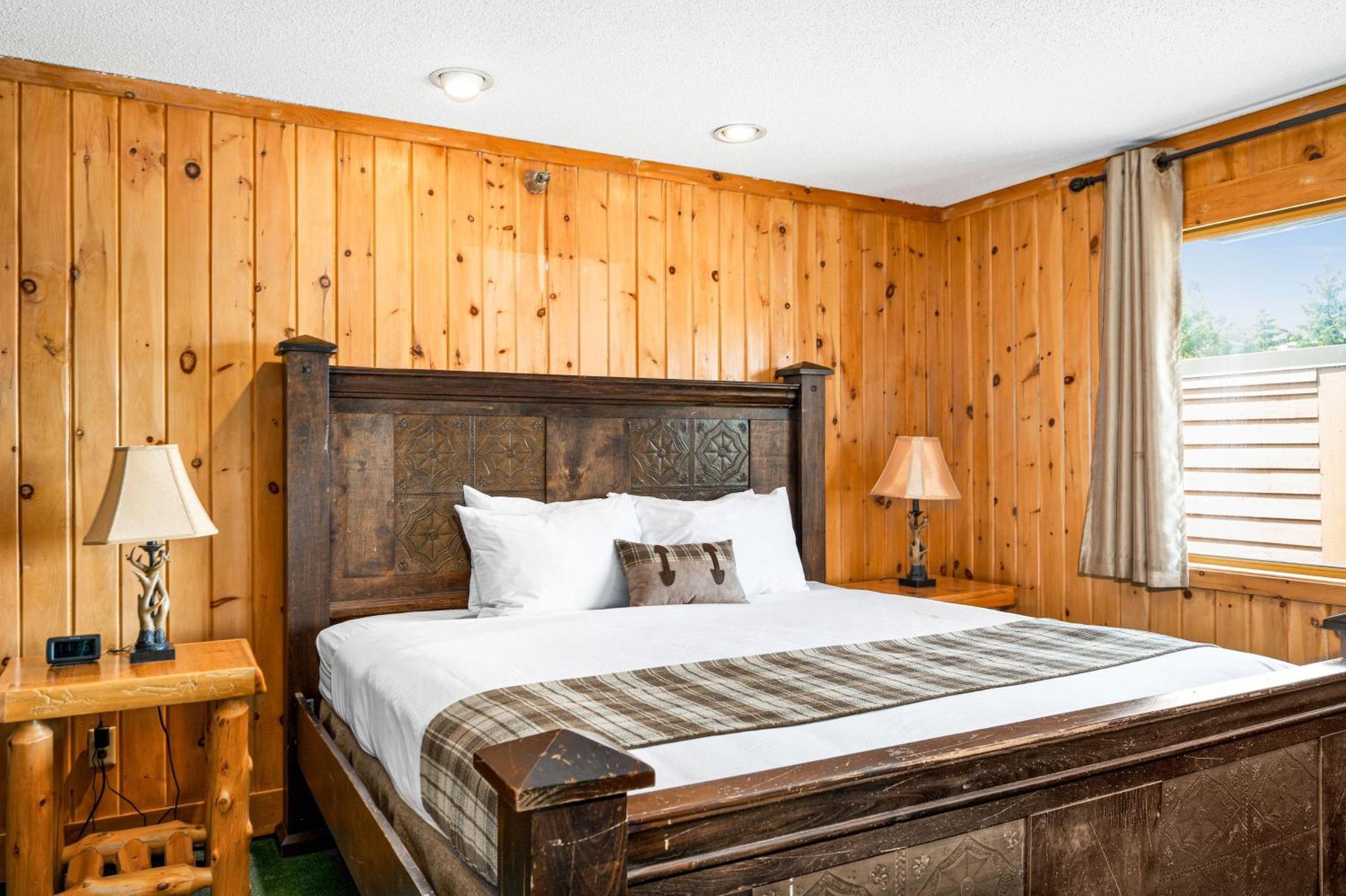 King with Whirlpool Spa Guest Room,1600233468:JPEG