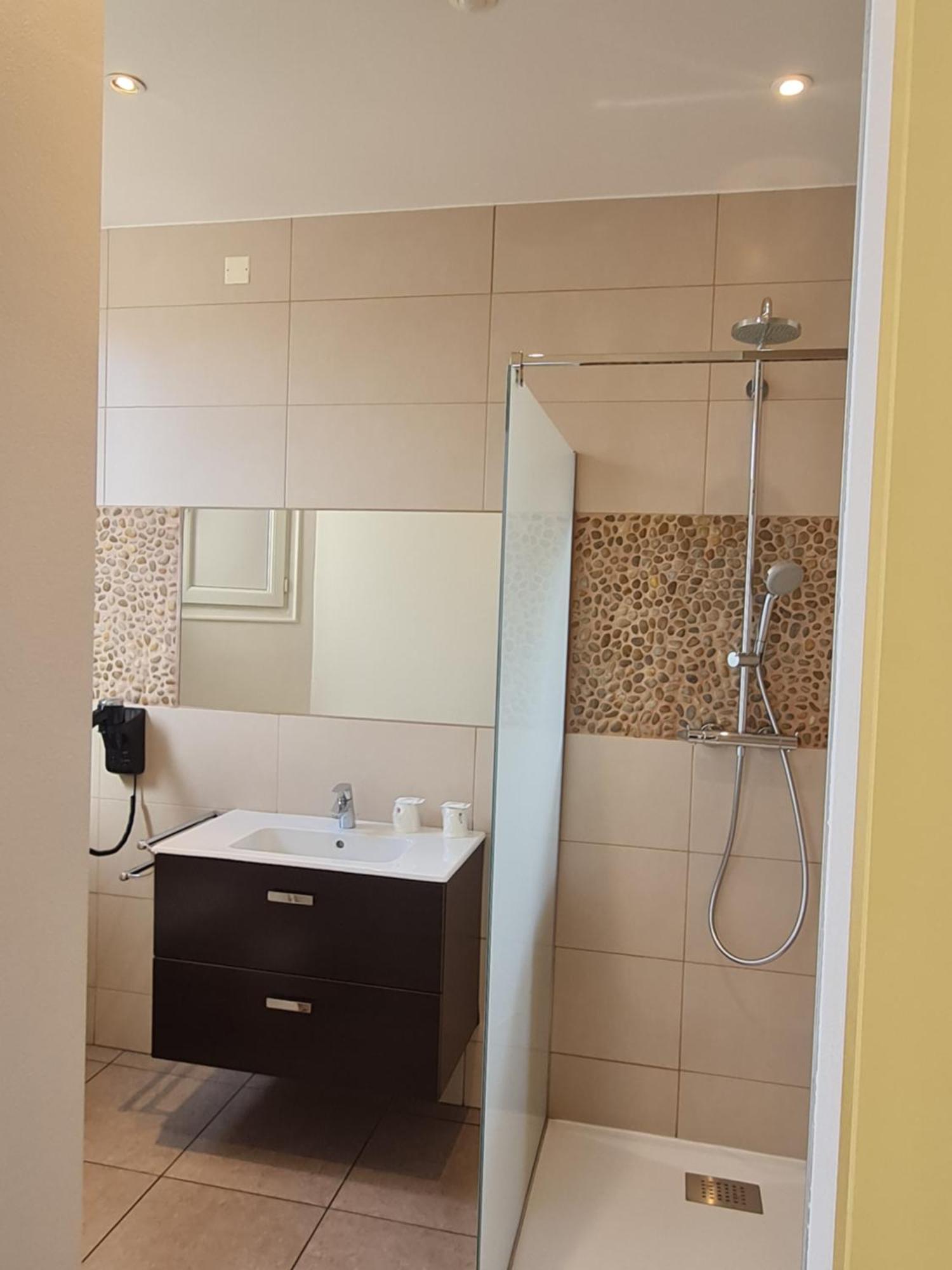 Chambre Familiale avec 3 Lits Simples - Vue sur Jardin - Non-Fumeurs