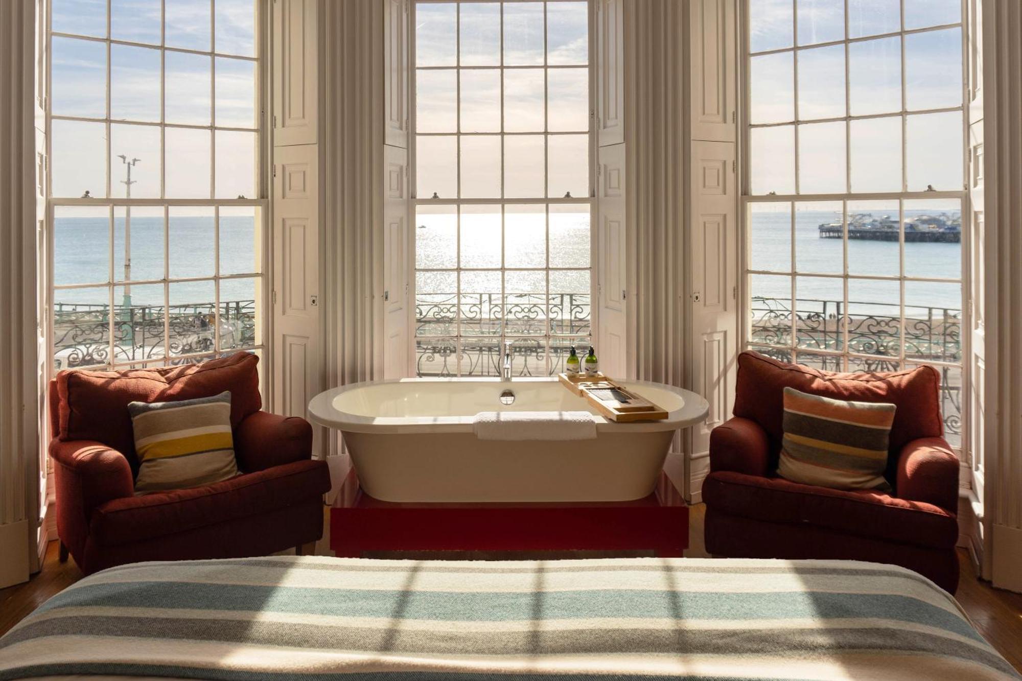 Habitación con cama extragrande y vistas al mar