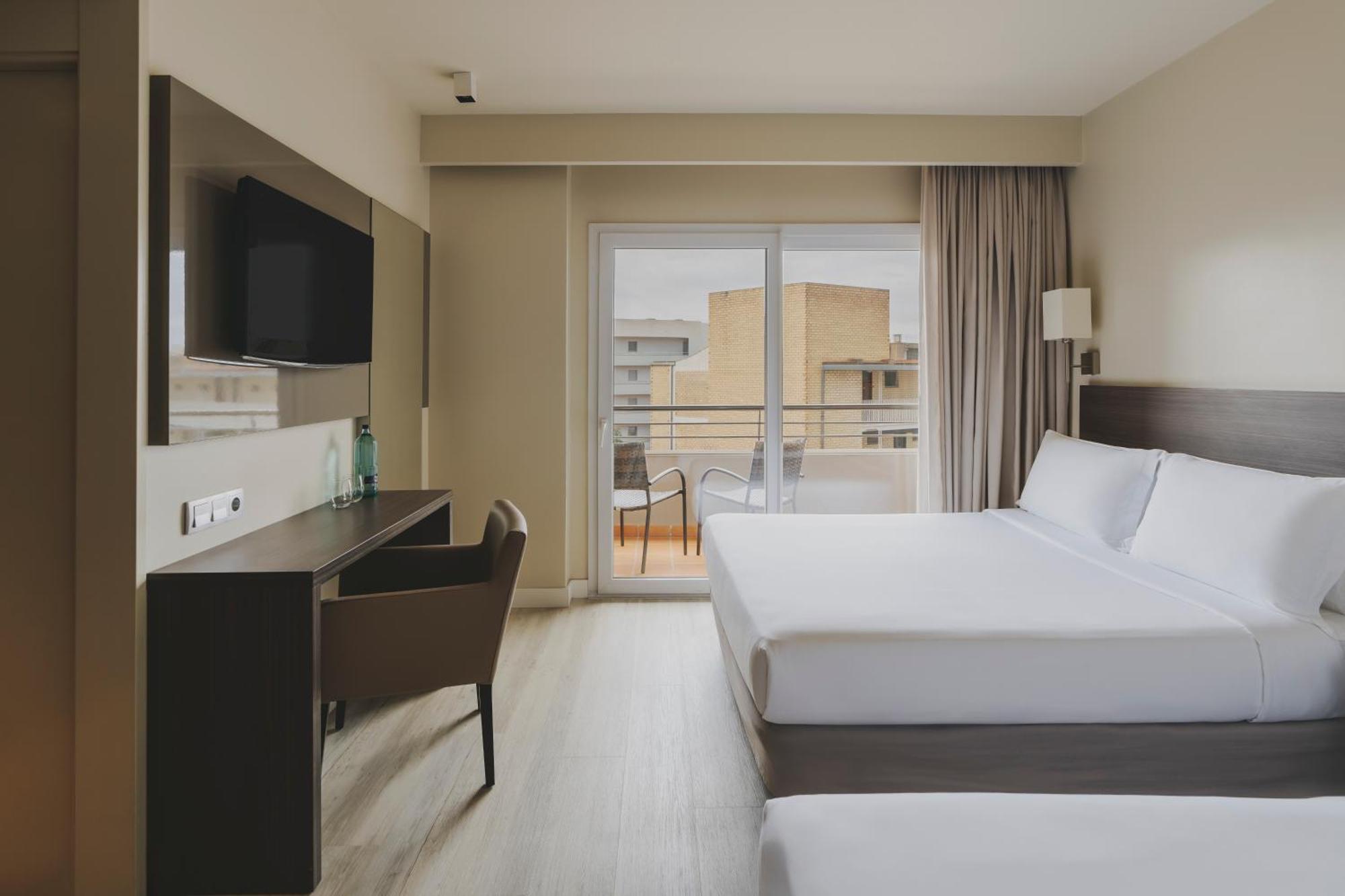 Chambre Triple (2 Adultes + 1 Enfant) avec Canapé-Lit - Vue sur Piscine