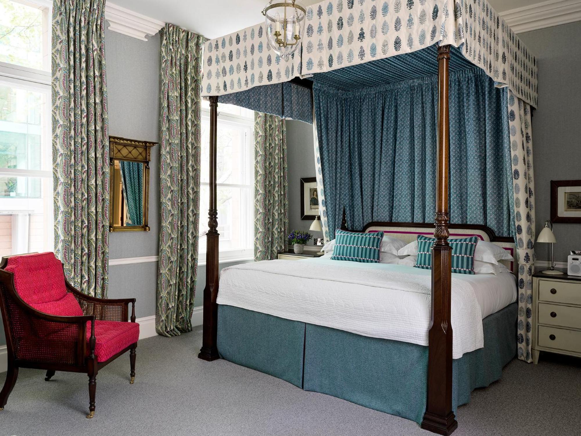 Double Room Four Poster Bed,1602968689:JPEG