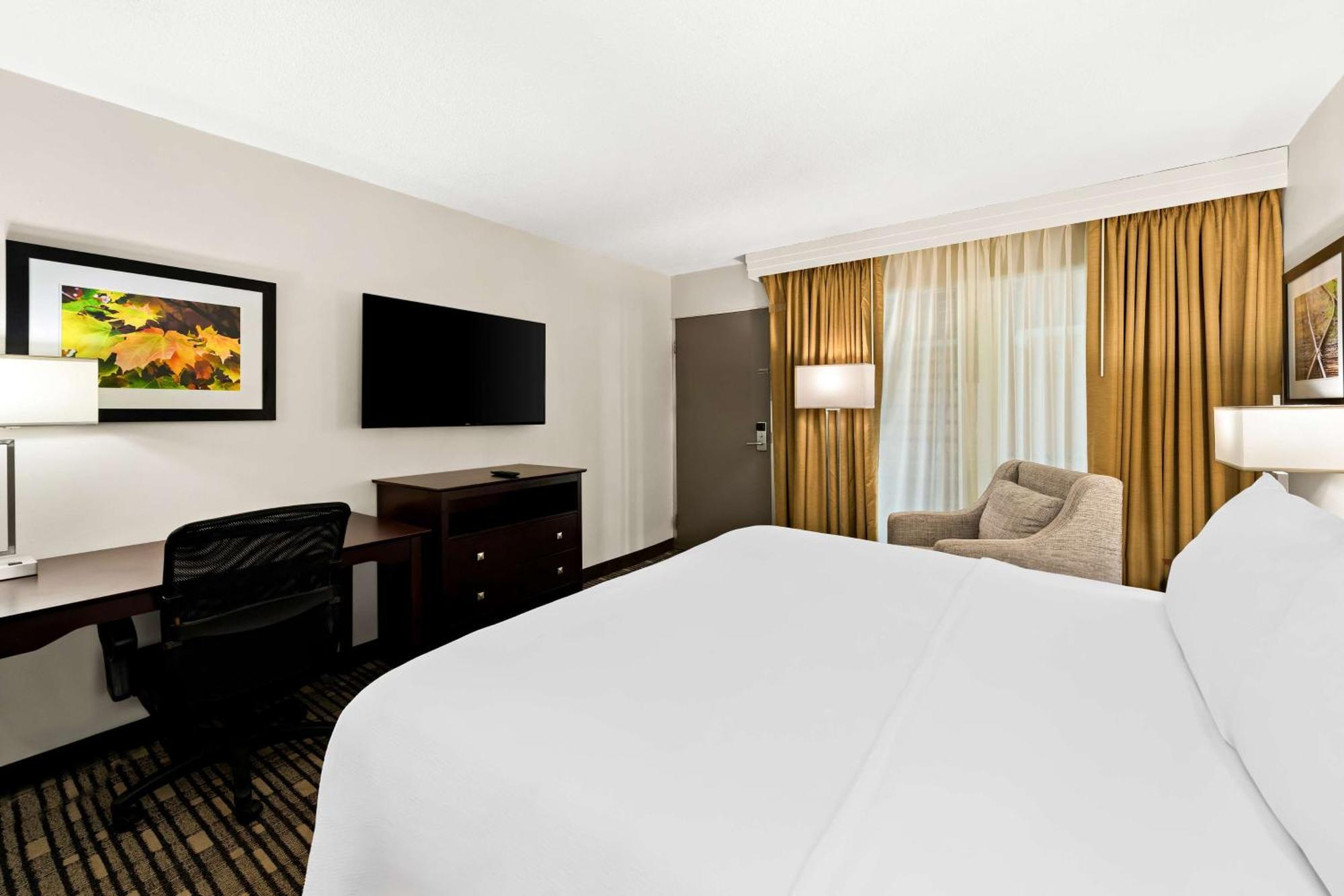 King Room with Pool View - Non-Smoking