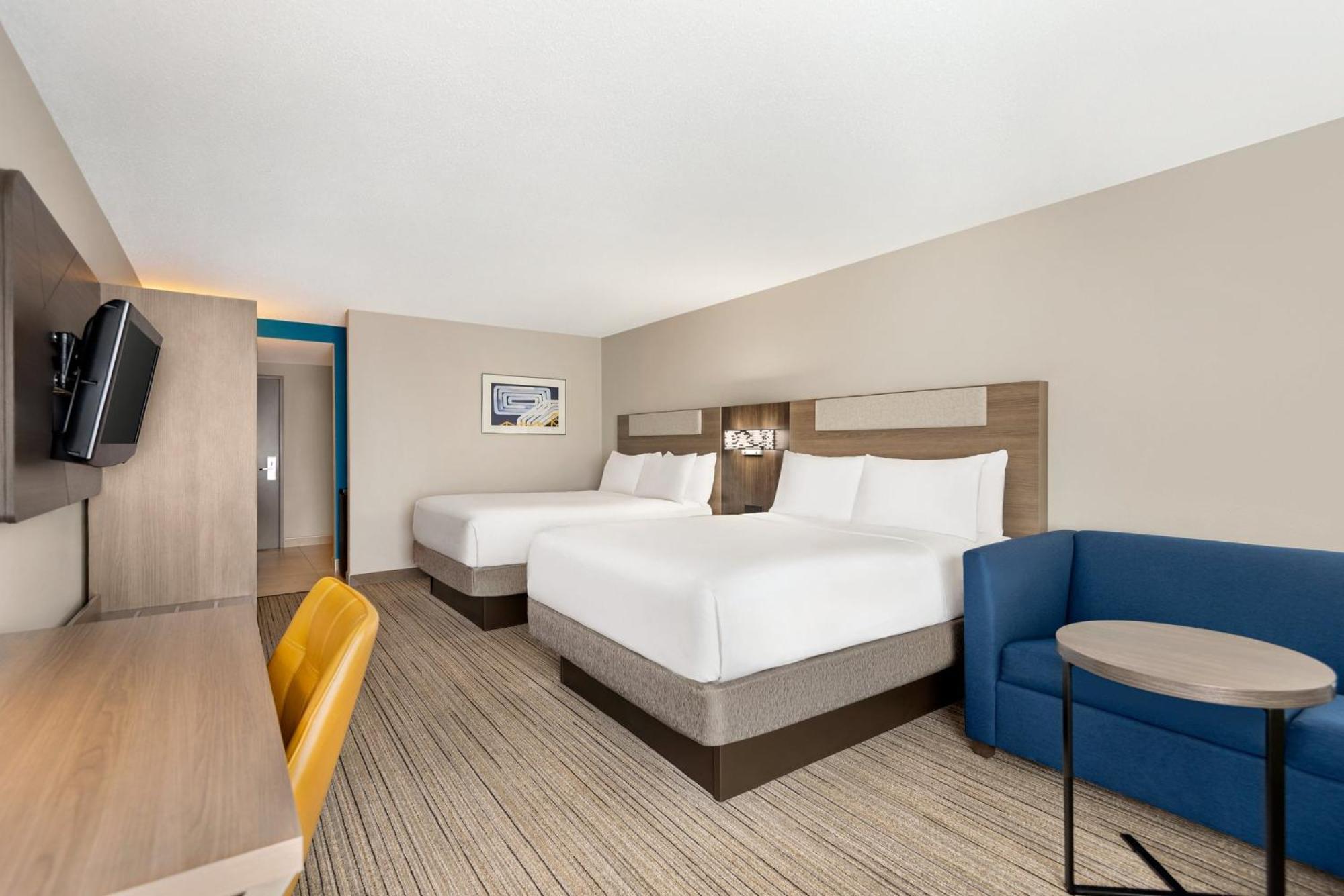 Standard Queen Room with Two Queen Beds - Extra Floor Space