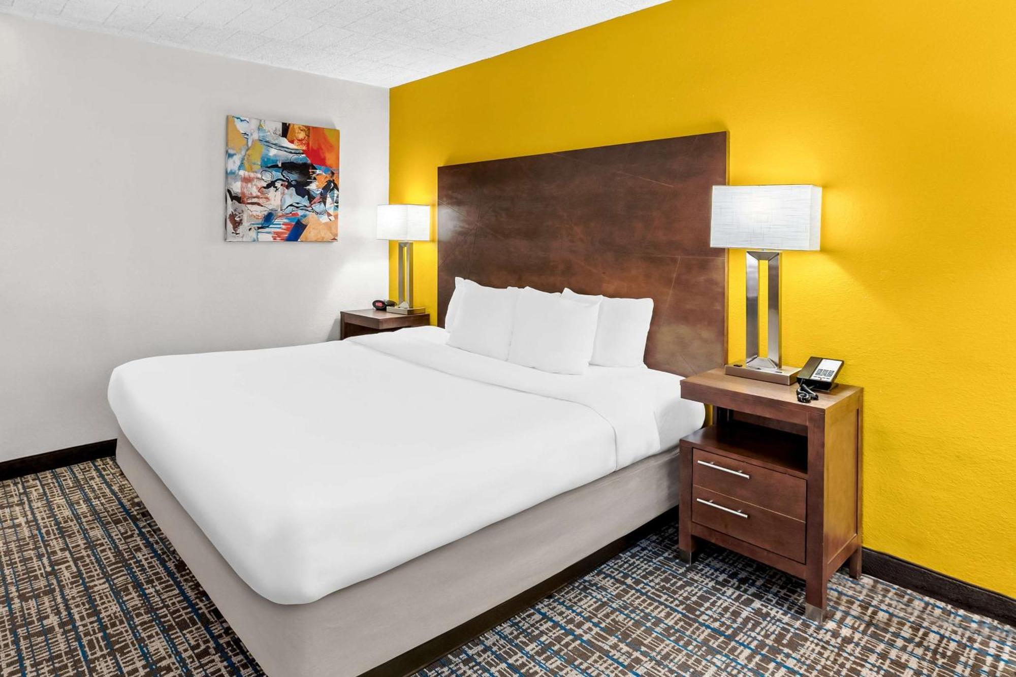 King Room with Roll-in Shower - Disability Access/Non-Smoking
