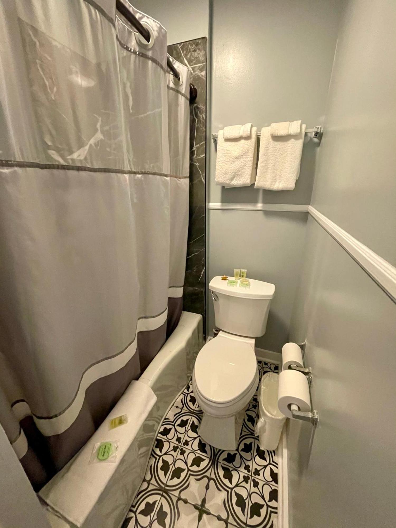 Standard Queen Room