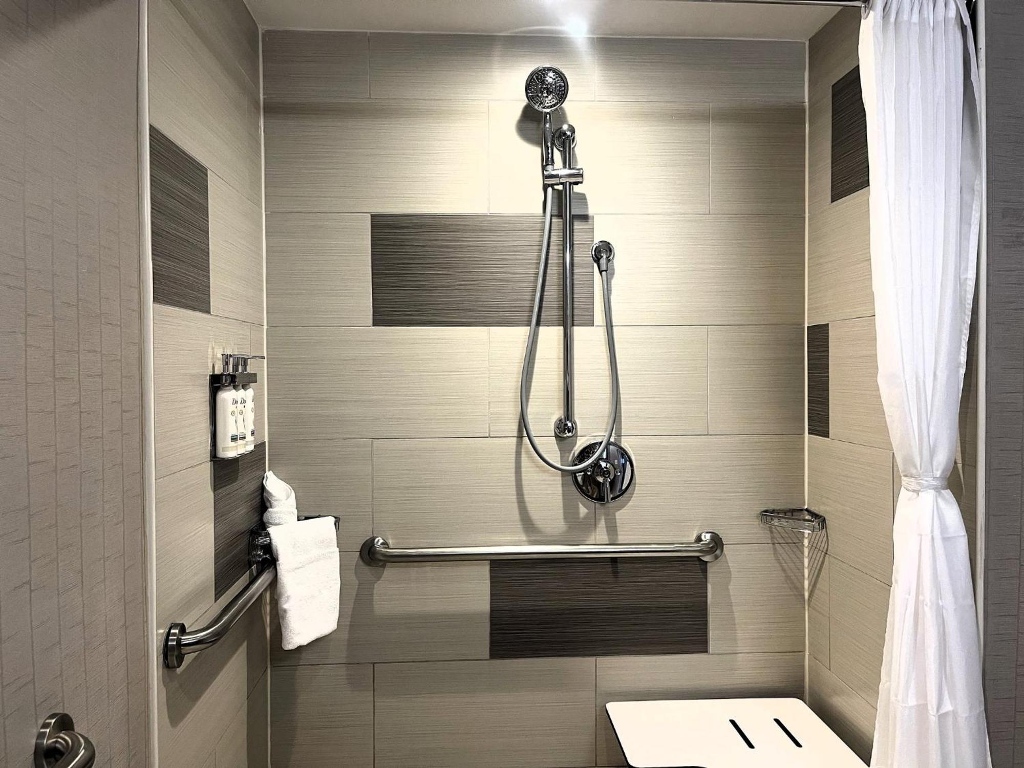 Quarto com Cama King-size - Acessível para Hóspedes com Capacidade Auditiva Reduzida e Banheiro Acessível para Hóspedes com Mobilidade Reduzida